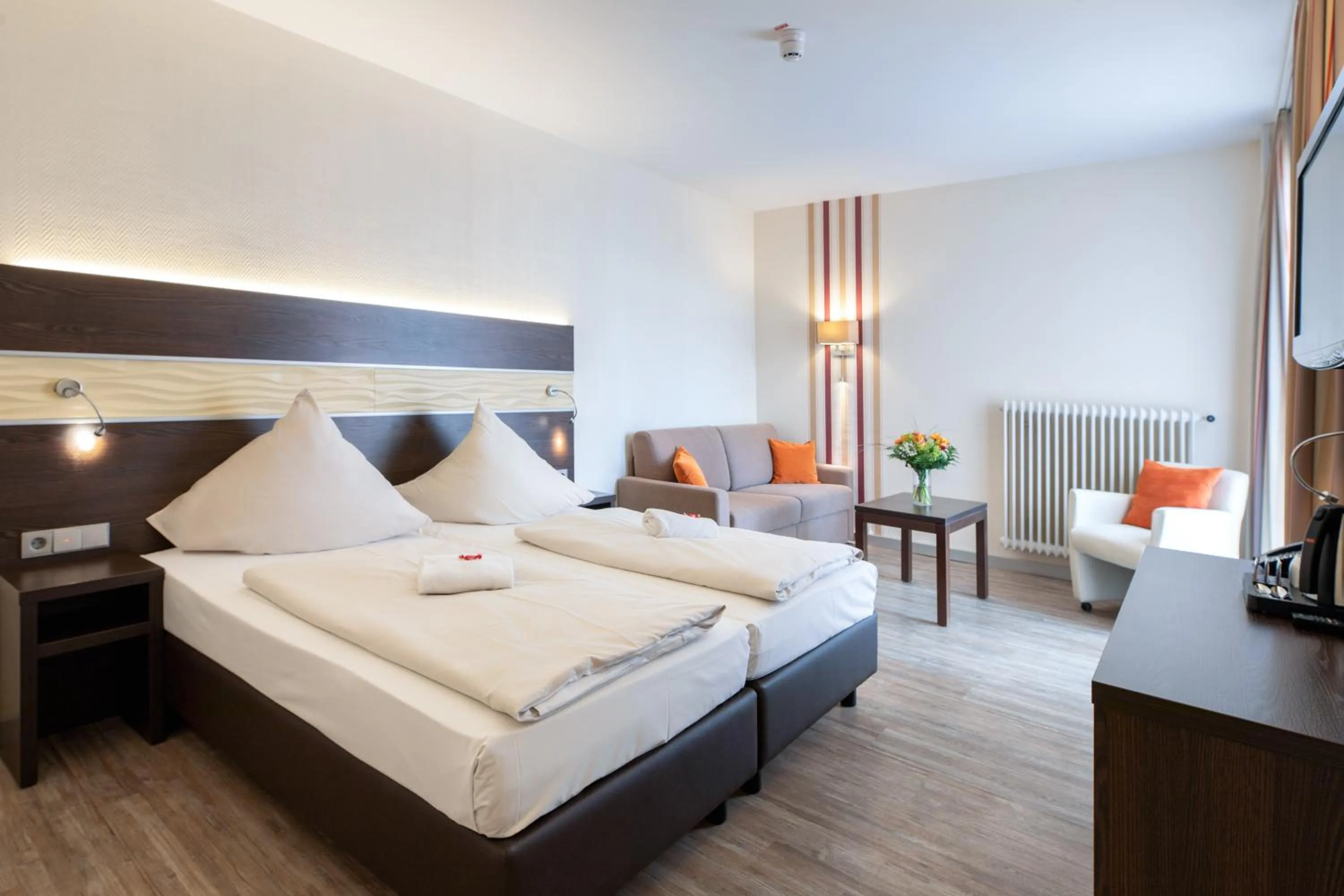 Photo of the whole room, Bed in Concorde Hotel am Leineschloss