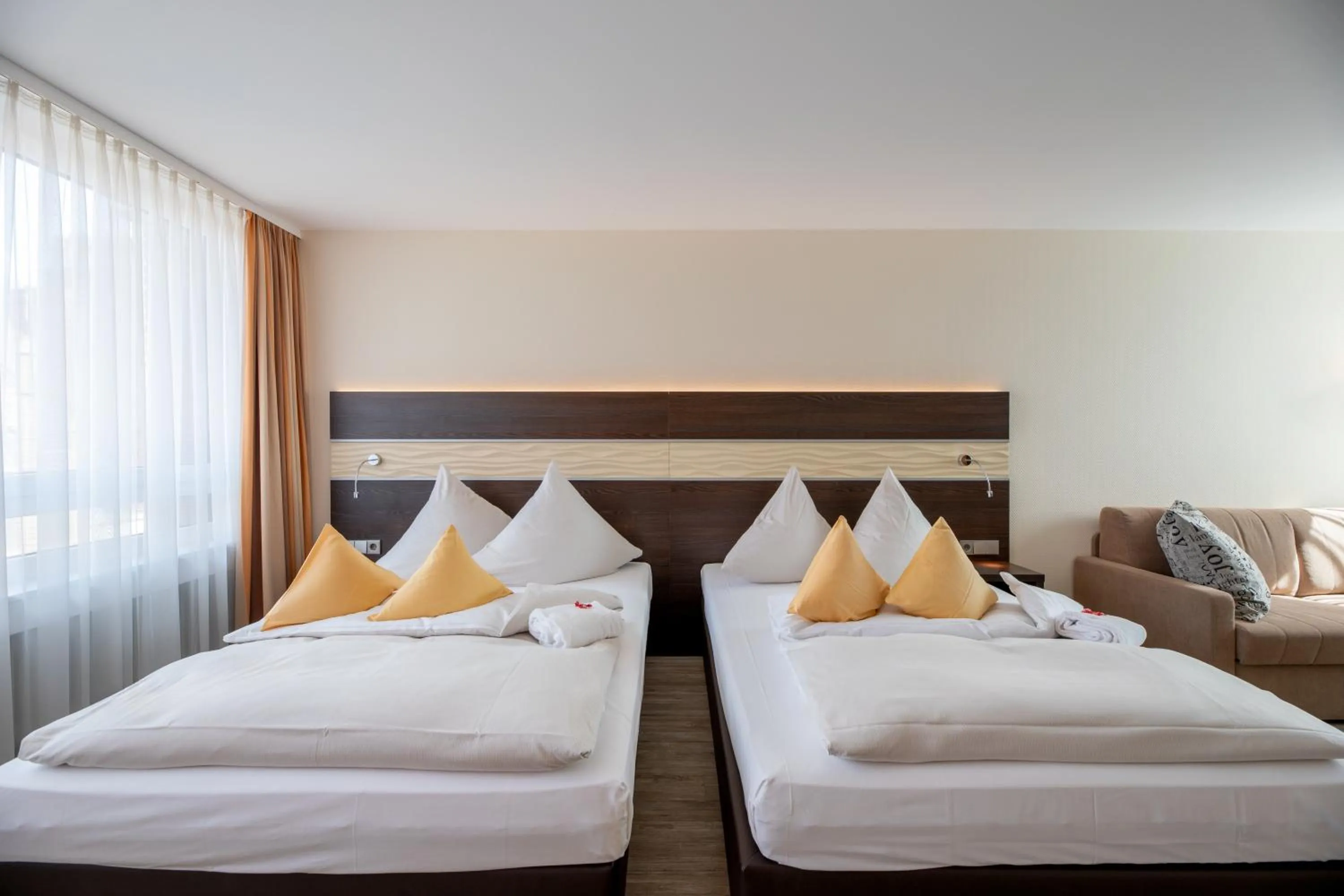 Photo of the whole room, Bed in Concorde Hotel am Leineschloss