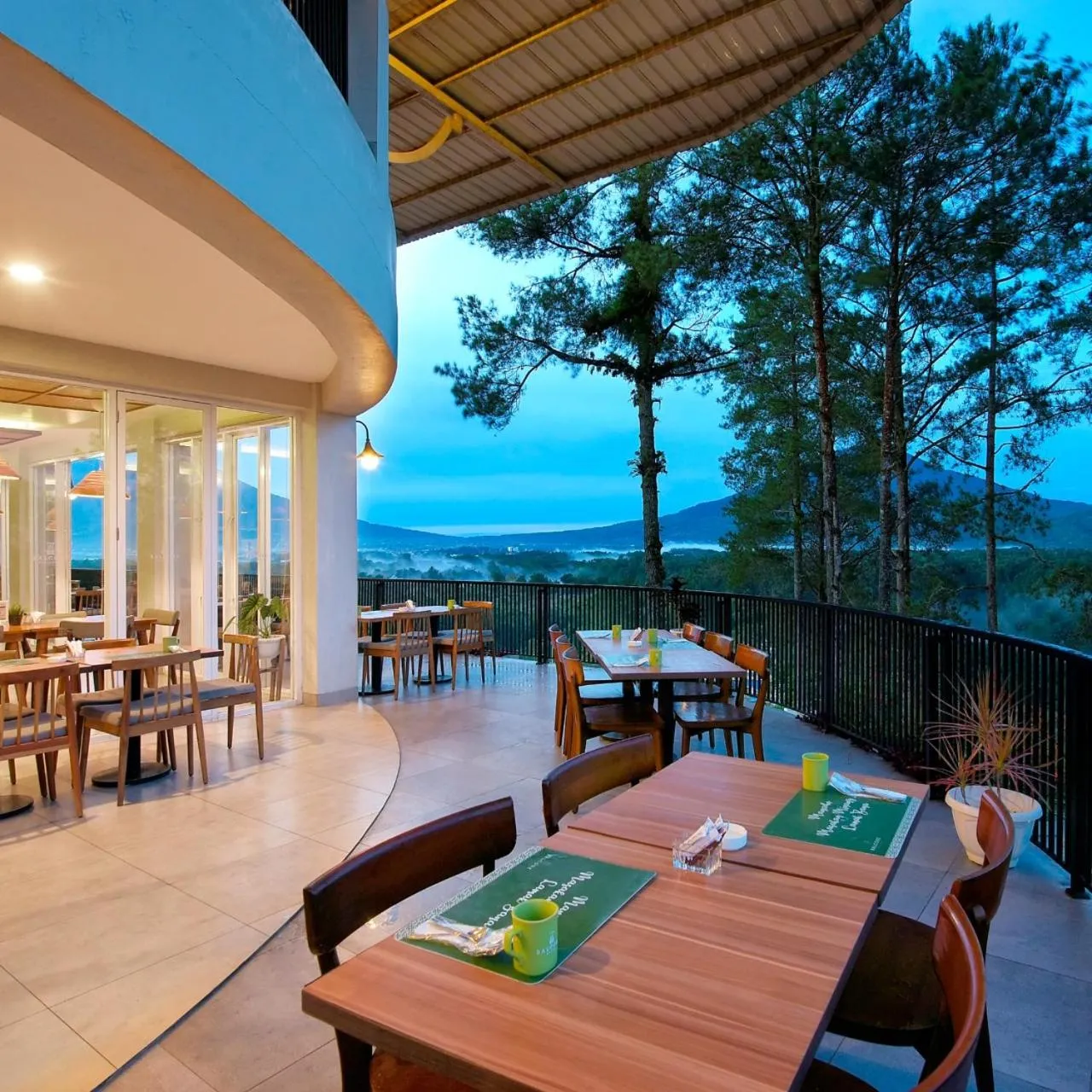 Restaurant/places to eat in The Balcone Suites & Resort
