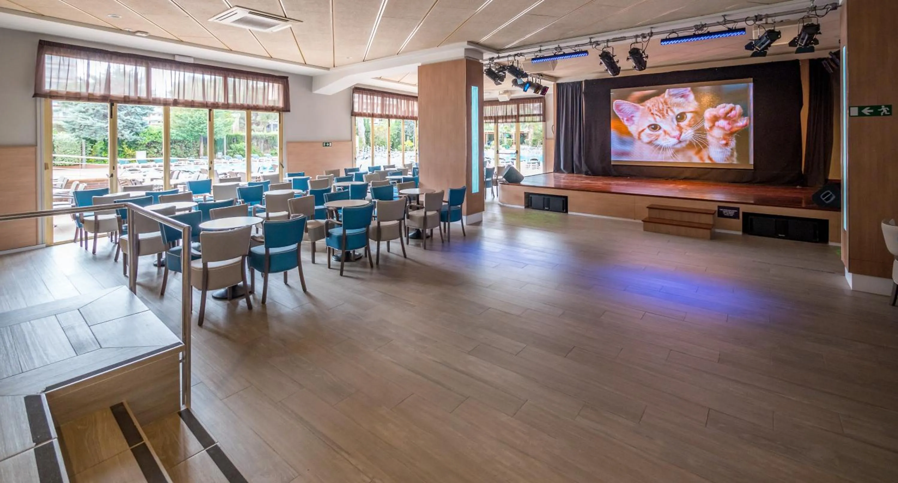 Lounge or bar in Golden Avenida Family Suites 4*