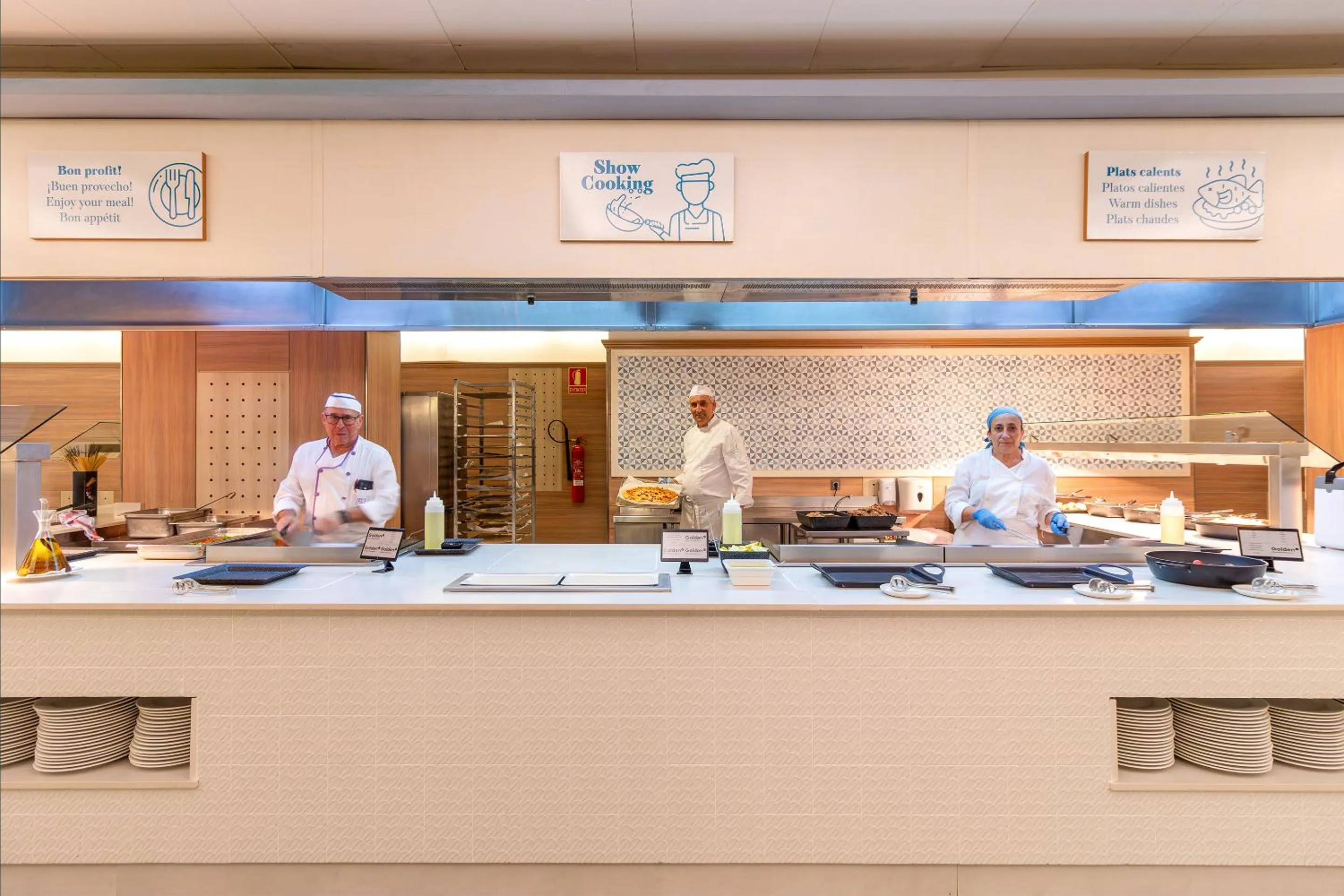 Restaurant/places to eat in Golden Avenida Family Suites 4*