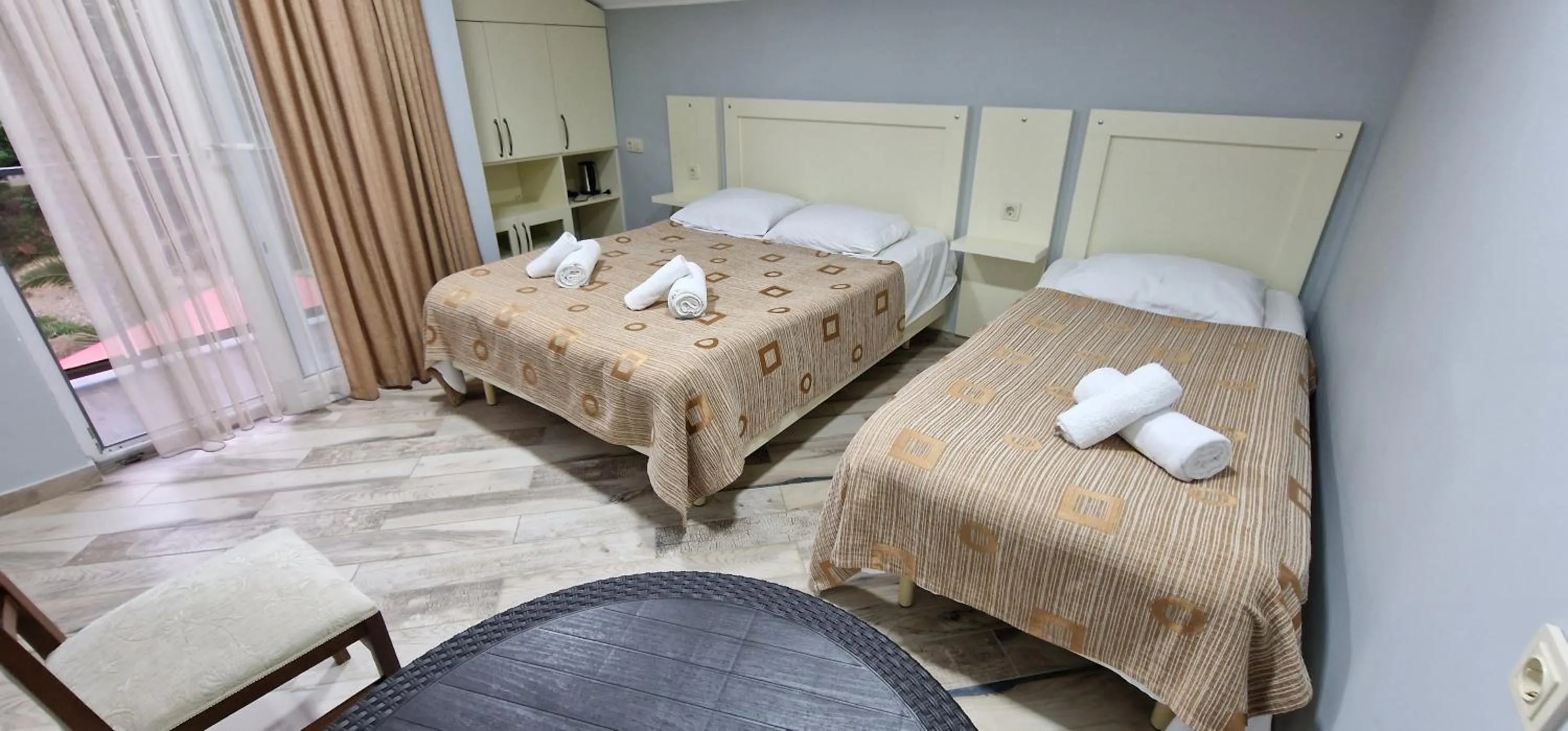 Photo of the whole room, Bed in Green Cape Tower