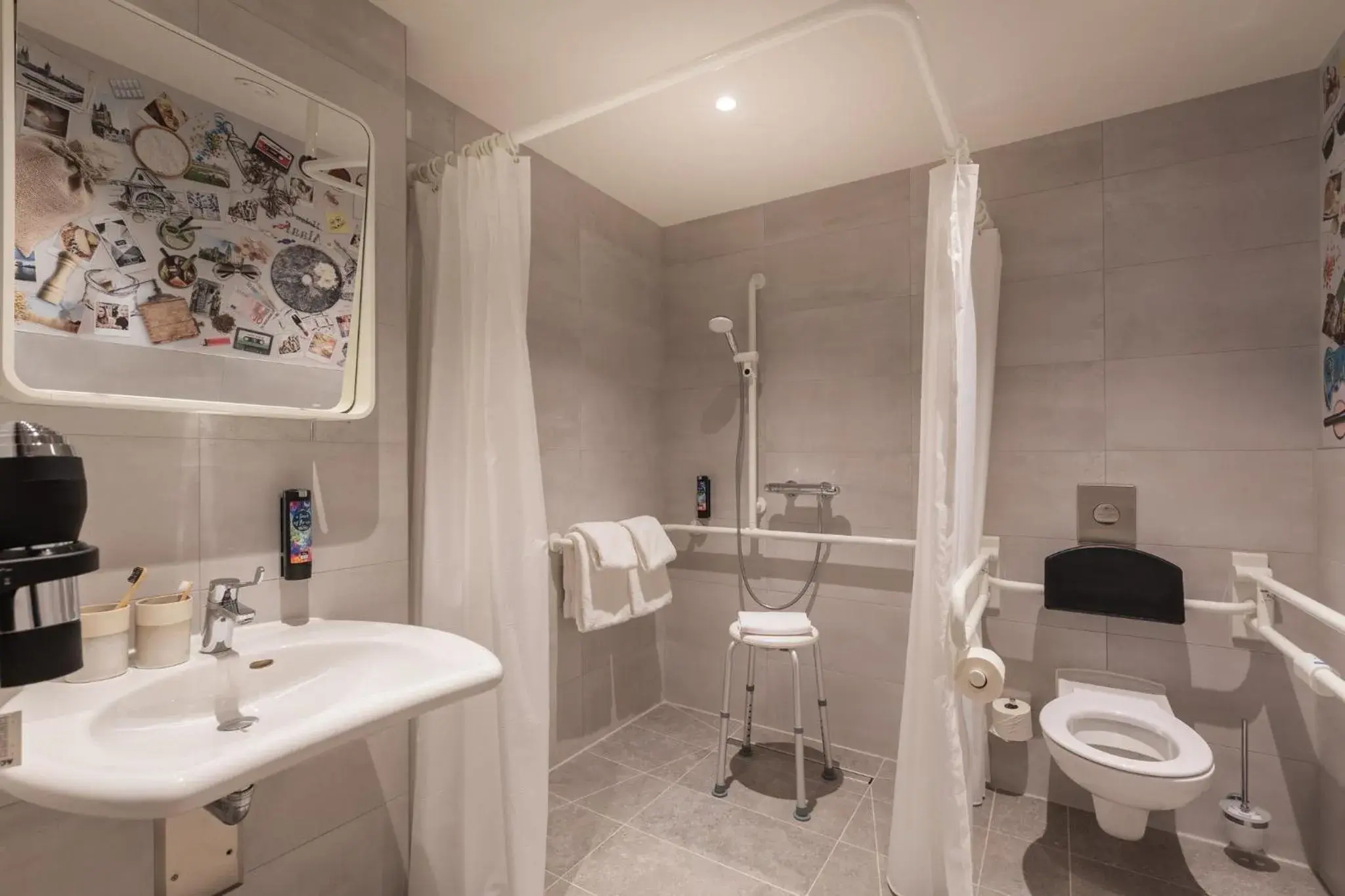 Queen Room - Accessible in Holiday Inn - the niu, Mill Cologne Mülheim by IHG Queen Room - Accessible in Holiday Inn - the niu, Mill Cologne Mülheim by IHG