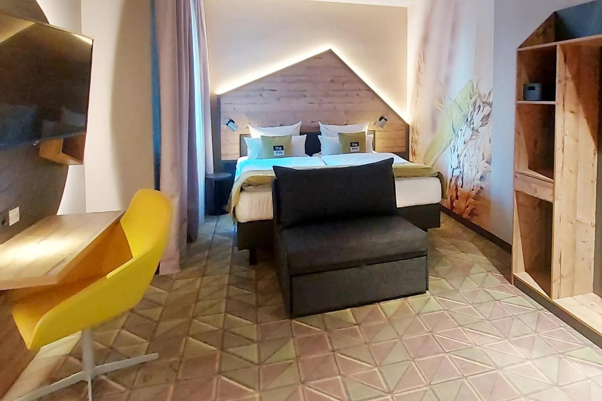 Photo of the whole room, Bed in Holiday Inn - the niu, Mill Cologne Mülheim by IHG