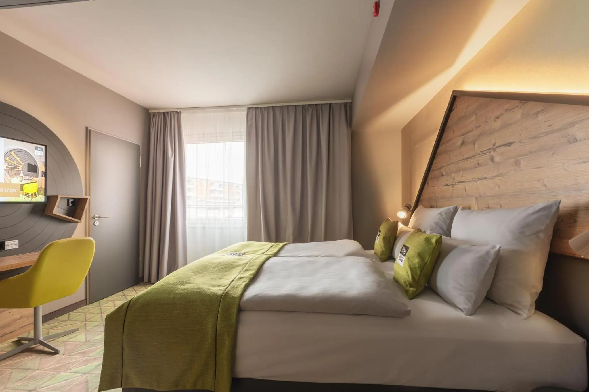 Photo of the whole room, Bed in Holiday Inn - the niu, Mill Cologne Mülheim by IHG