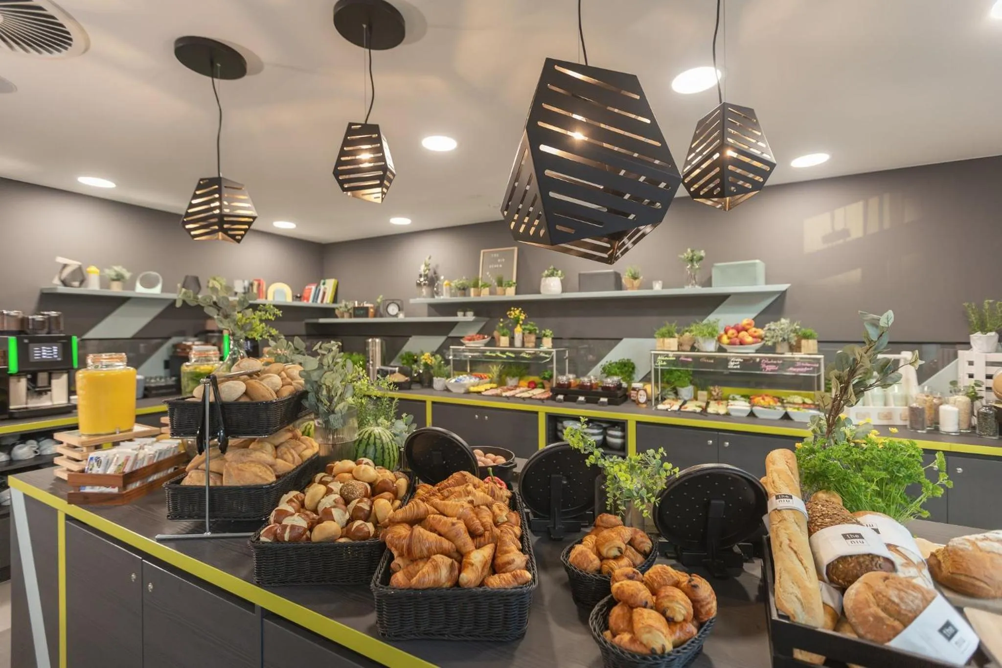 Restaurant/places to eat in Holiday Inn - the niu, Seven Dusseldorf Ost by IHG