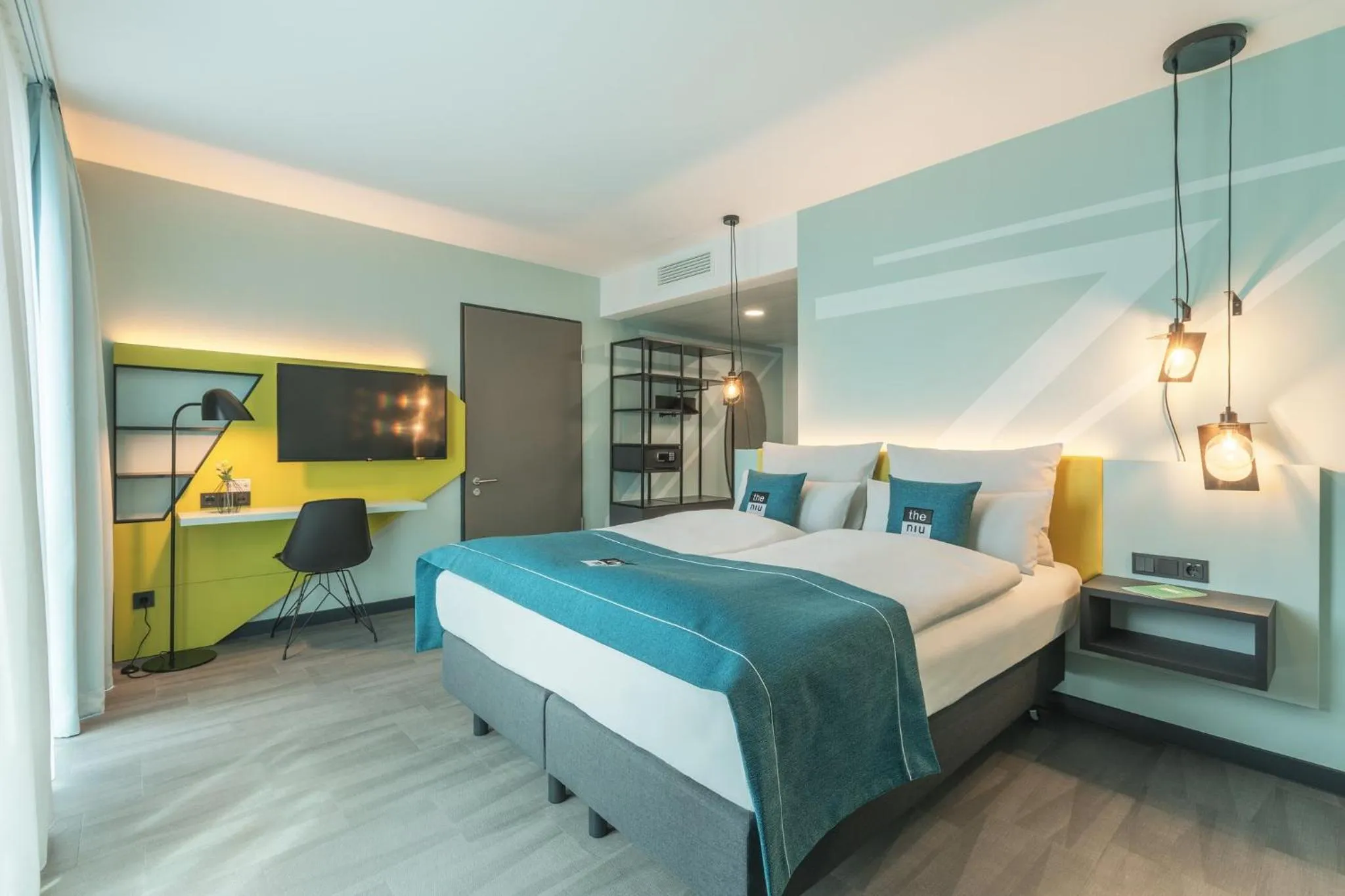 Photo of the whole room, Bed in Holiday Inn - the niu, Seven Dusseldorf Ost by IHG