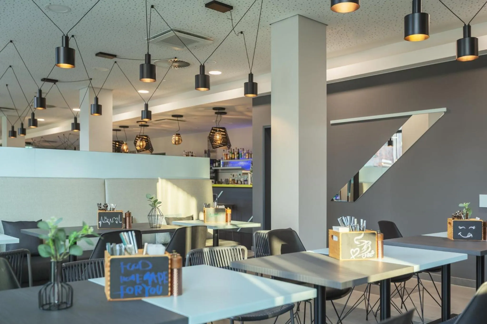 Restaurant/places to eat in Holiday Inn - the niu, Seven Dusseldorf Ost by IHG