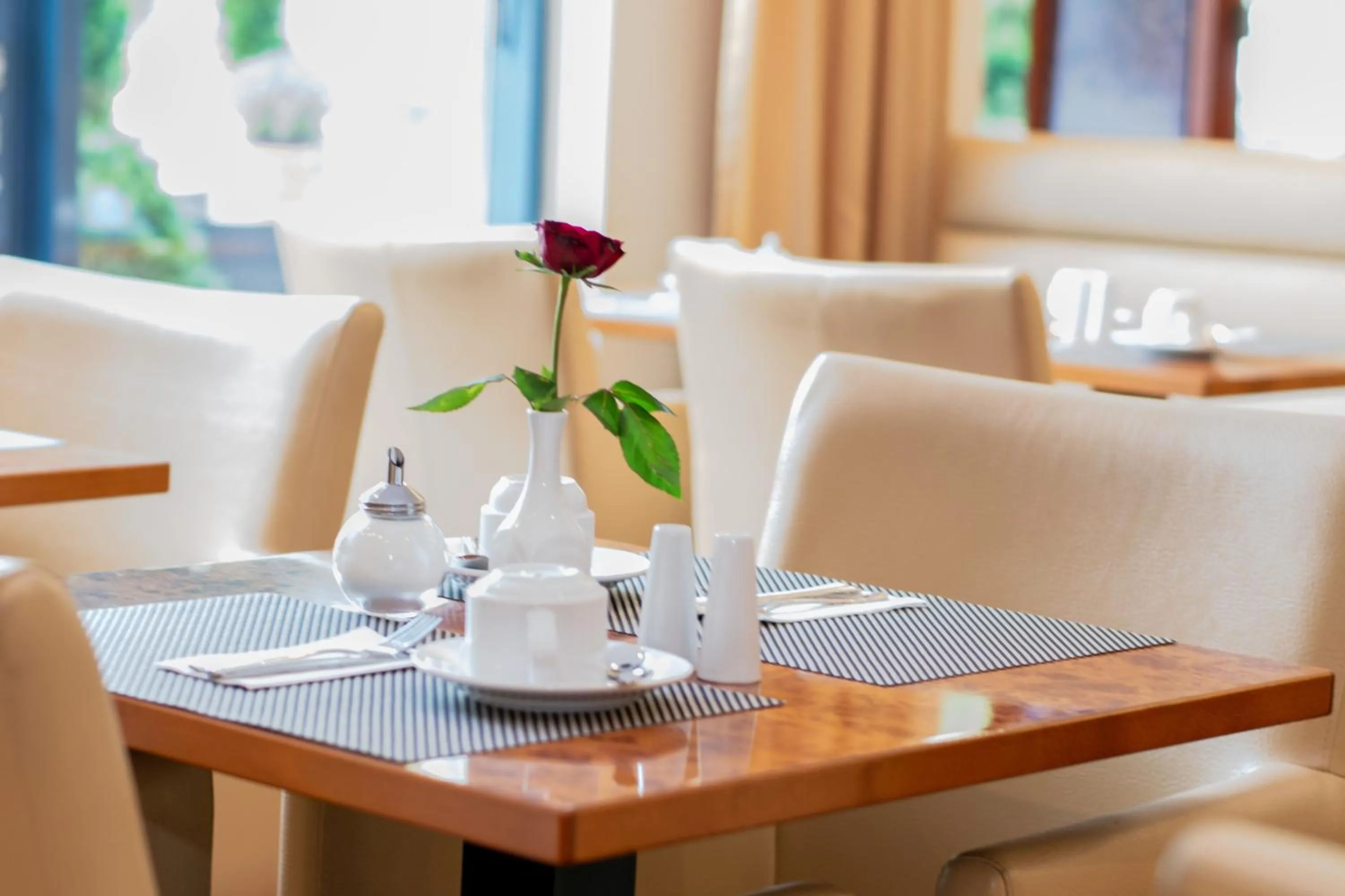 Restaurant/places to eat in City Park Hotel