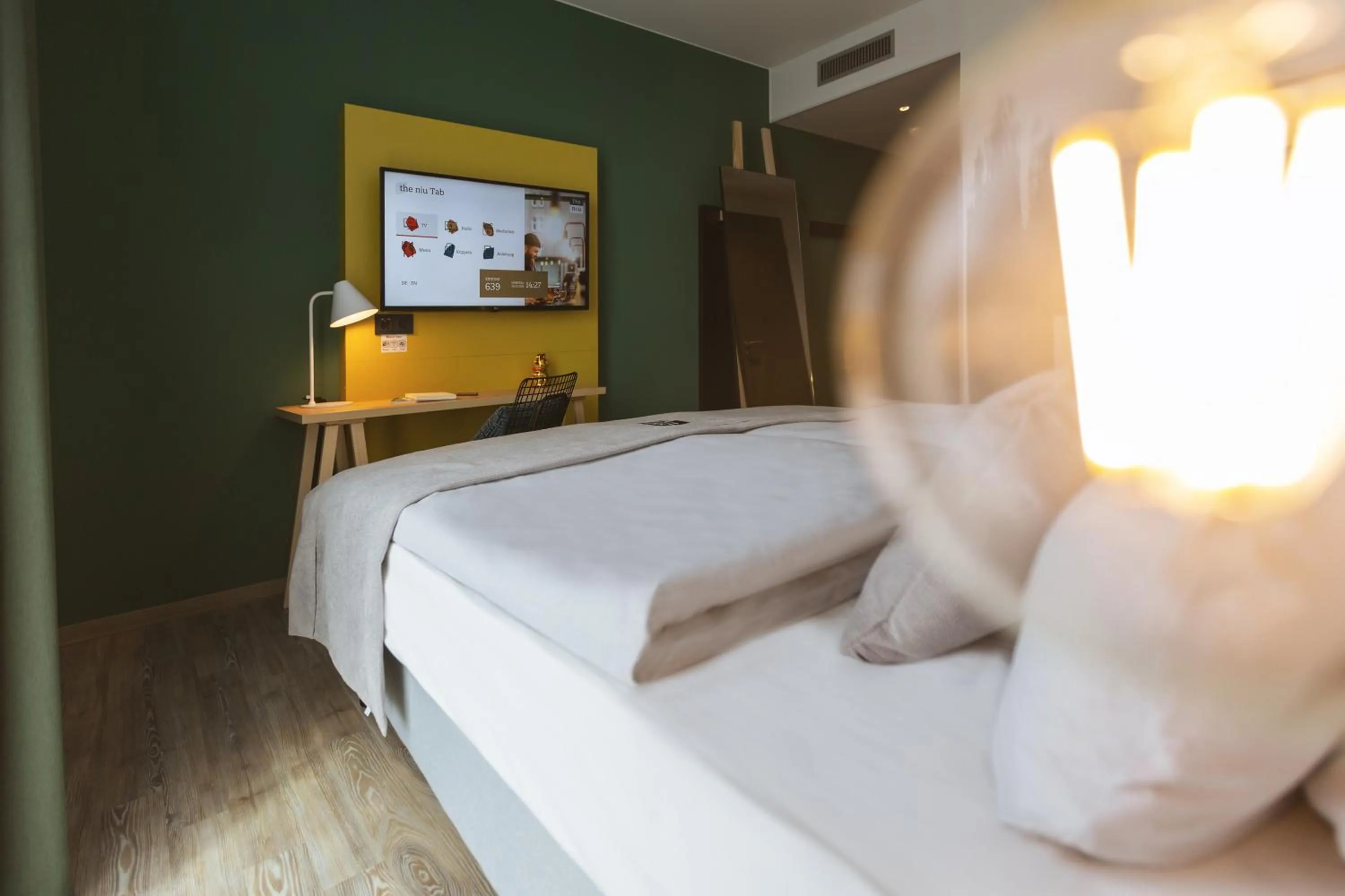 Bed in Holiday Inn - the niu Tab Dusseldorf Main Station by IHG