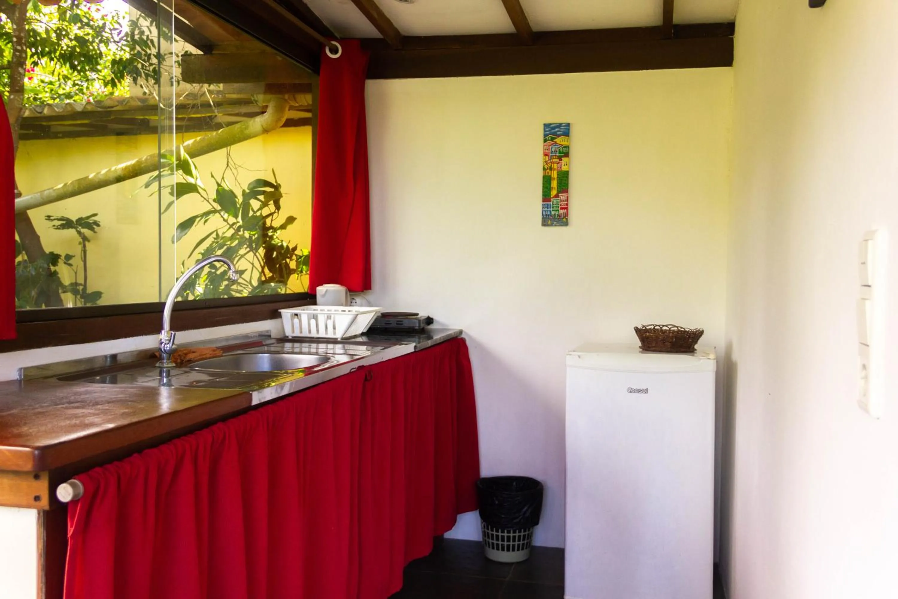 Kitchen or kitchenette in Pousada Aquarela