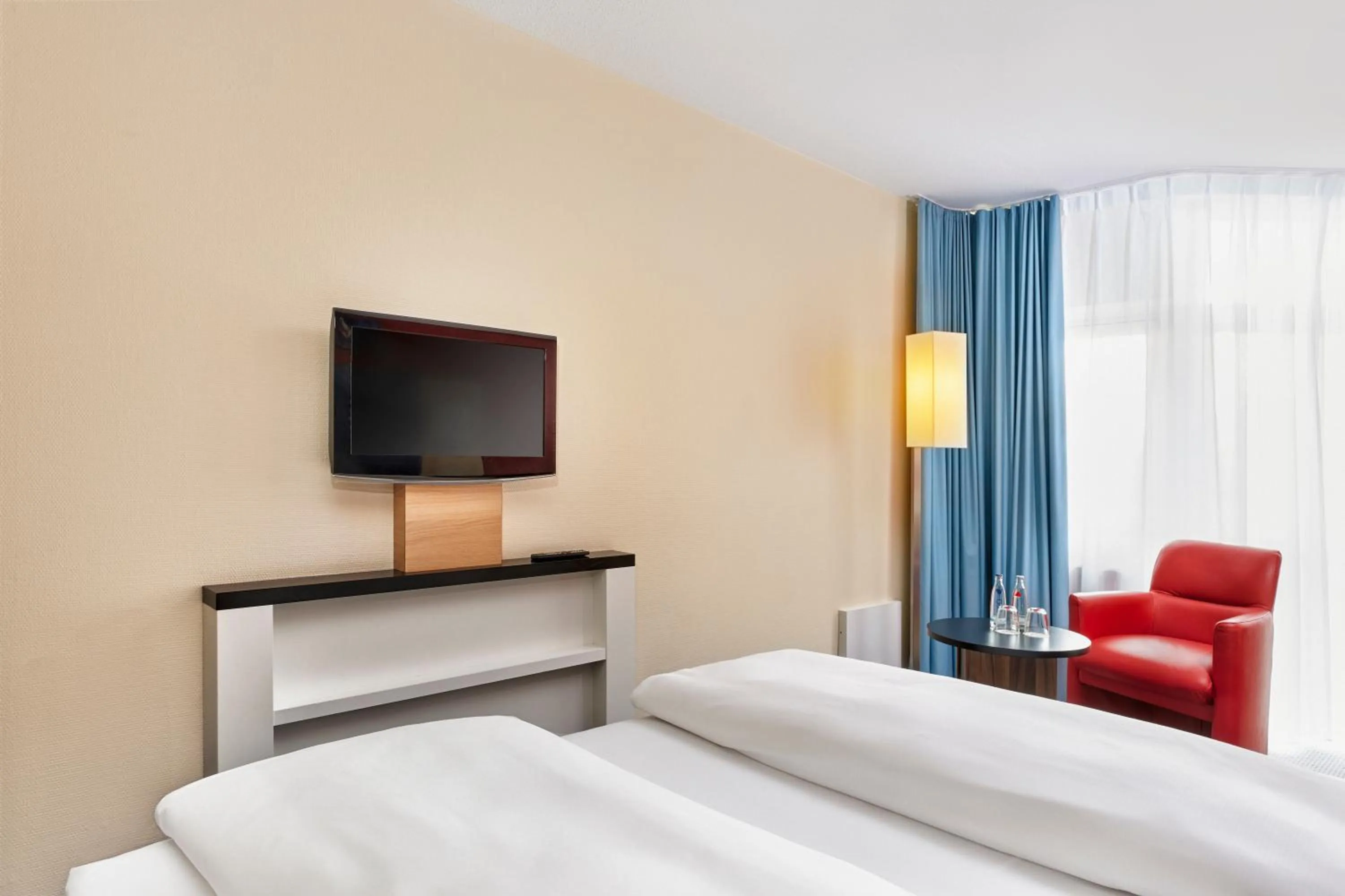 Photo of the whole room, Bed in H+ Hotel Köln Brühl