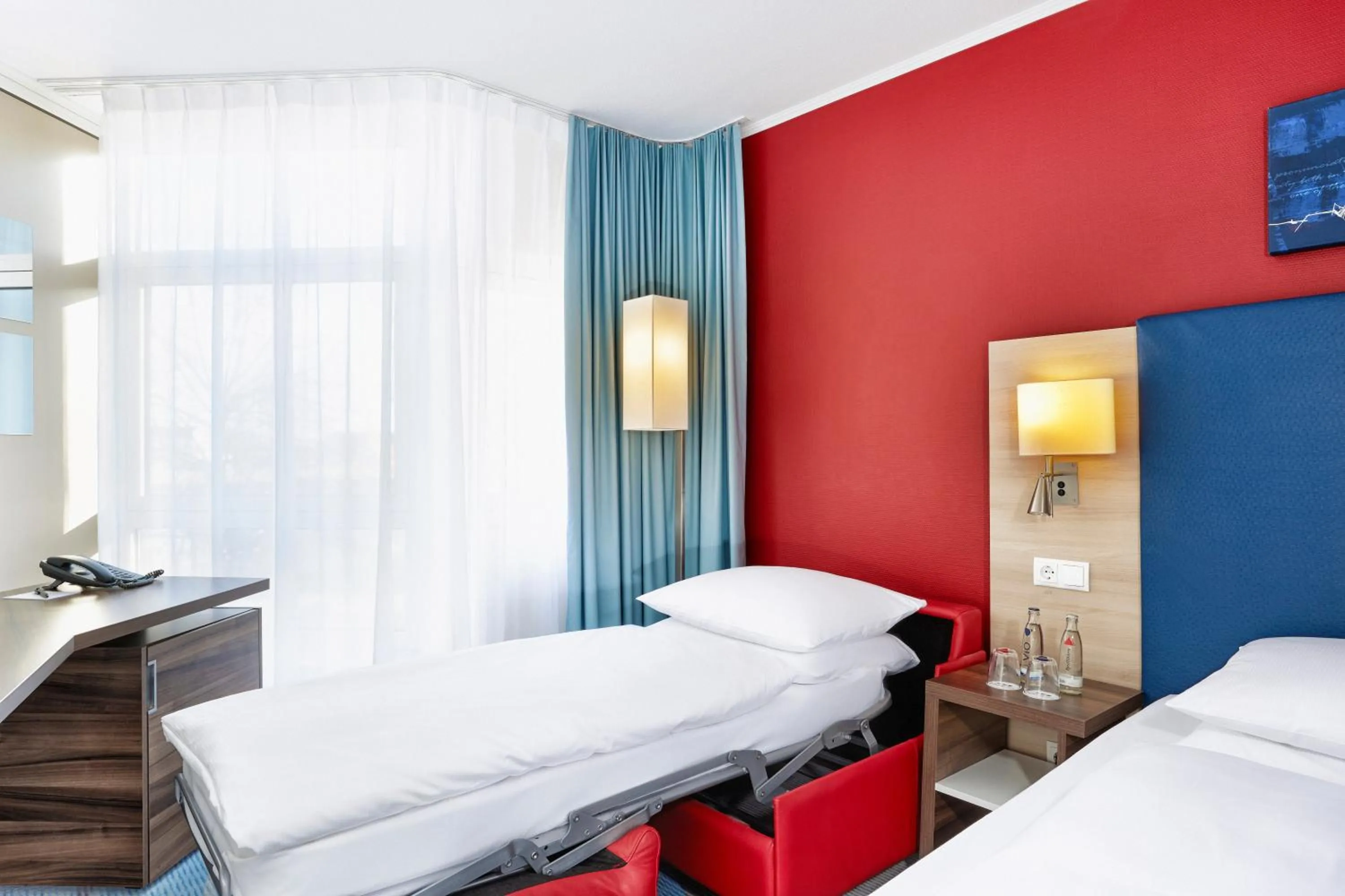 Photo of the whole room, Bed in H+ Hotel Köln Brühl