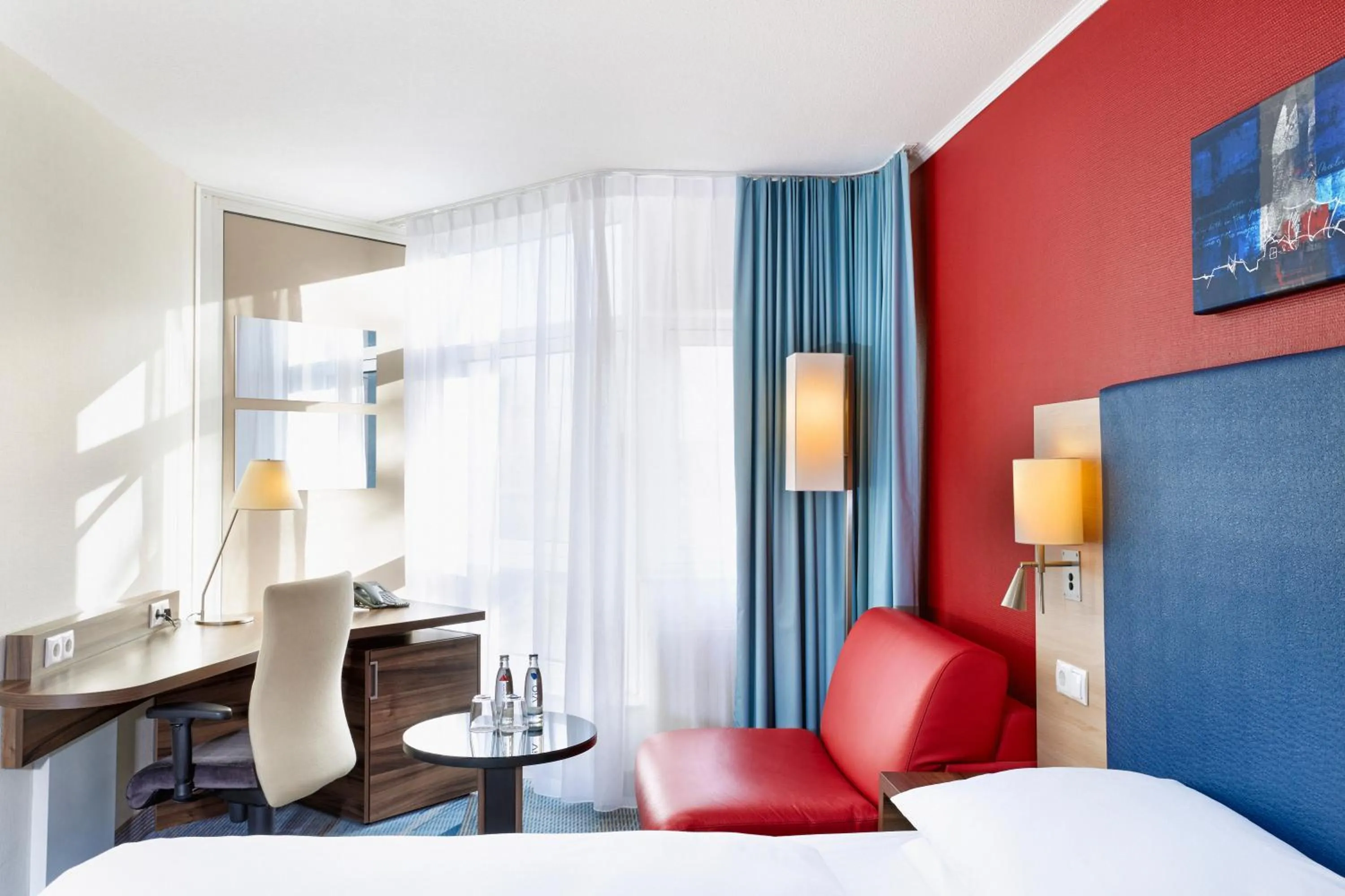 Photo of the whole room, Bed in H+ Hotel Köln Brühl