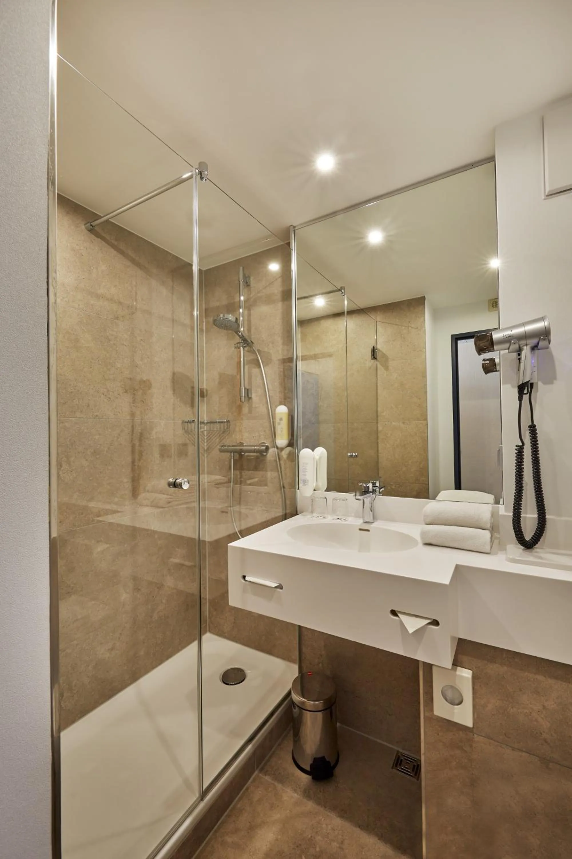 Bathroom in H+ Hotel Köln Brühl