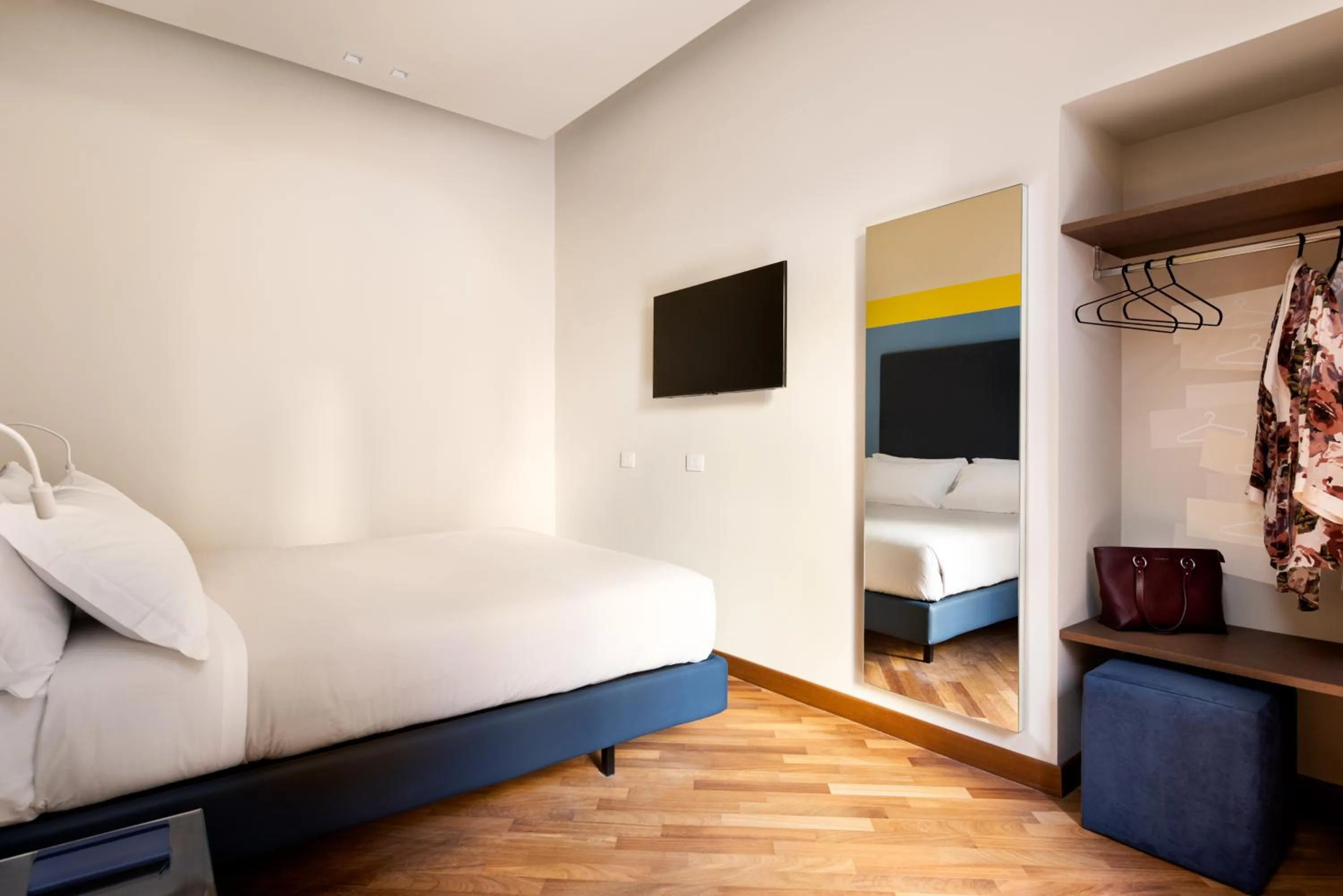 Bed in Circle in the Square