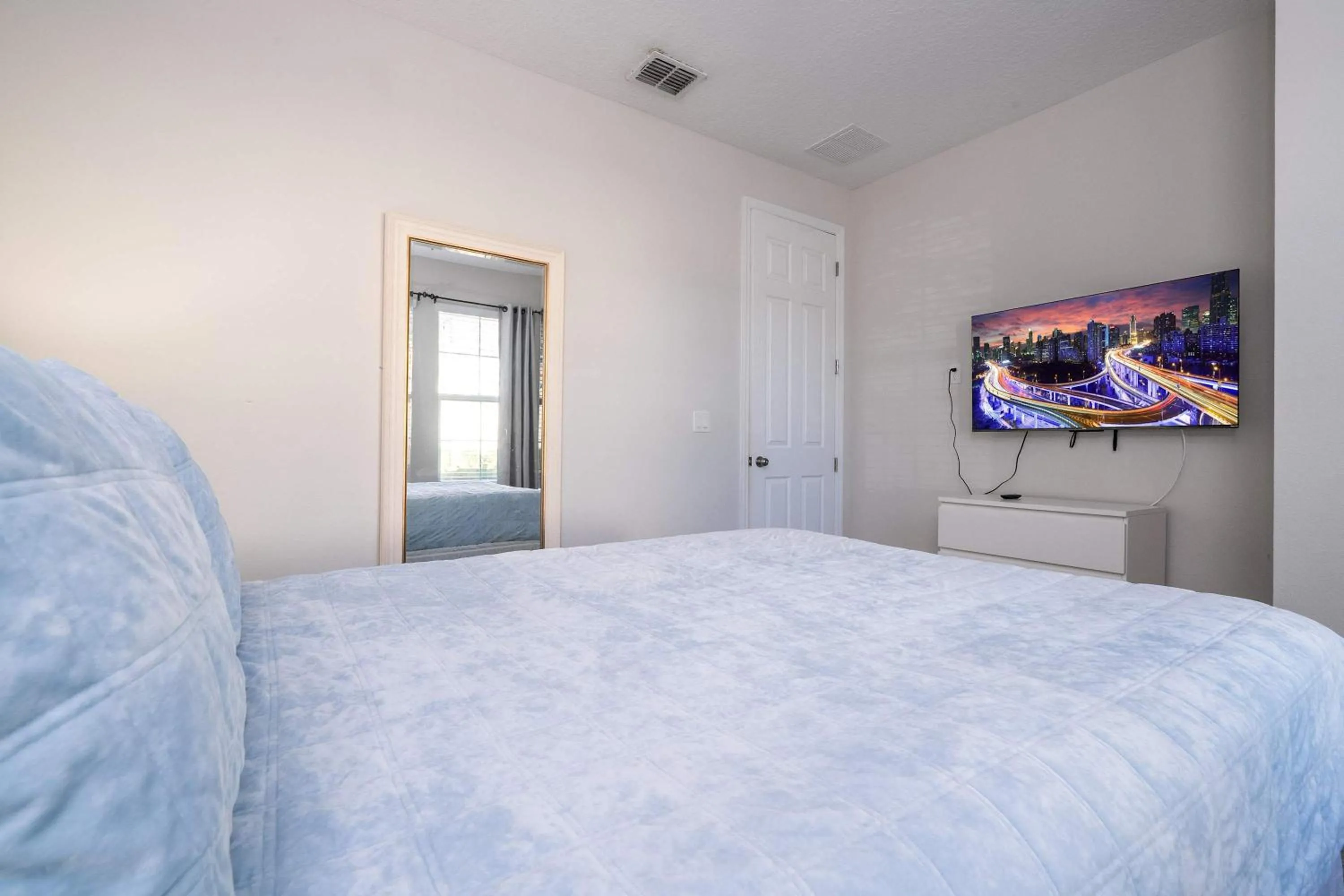 Bed in Family Friendly Four Bedroom w/ Pool @SolaraResort 1517