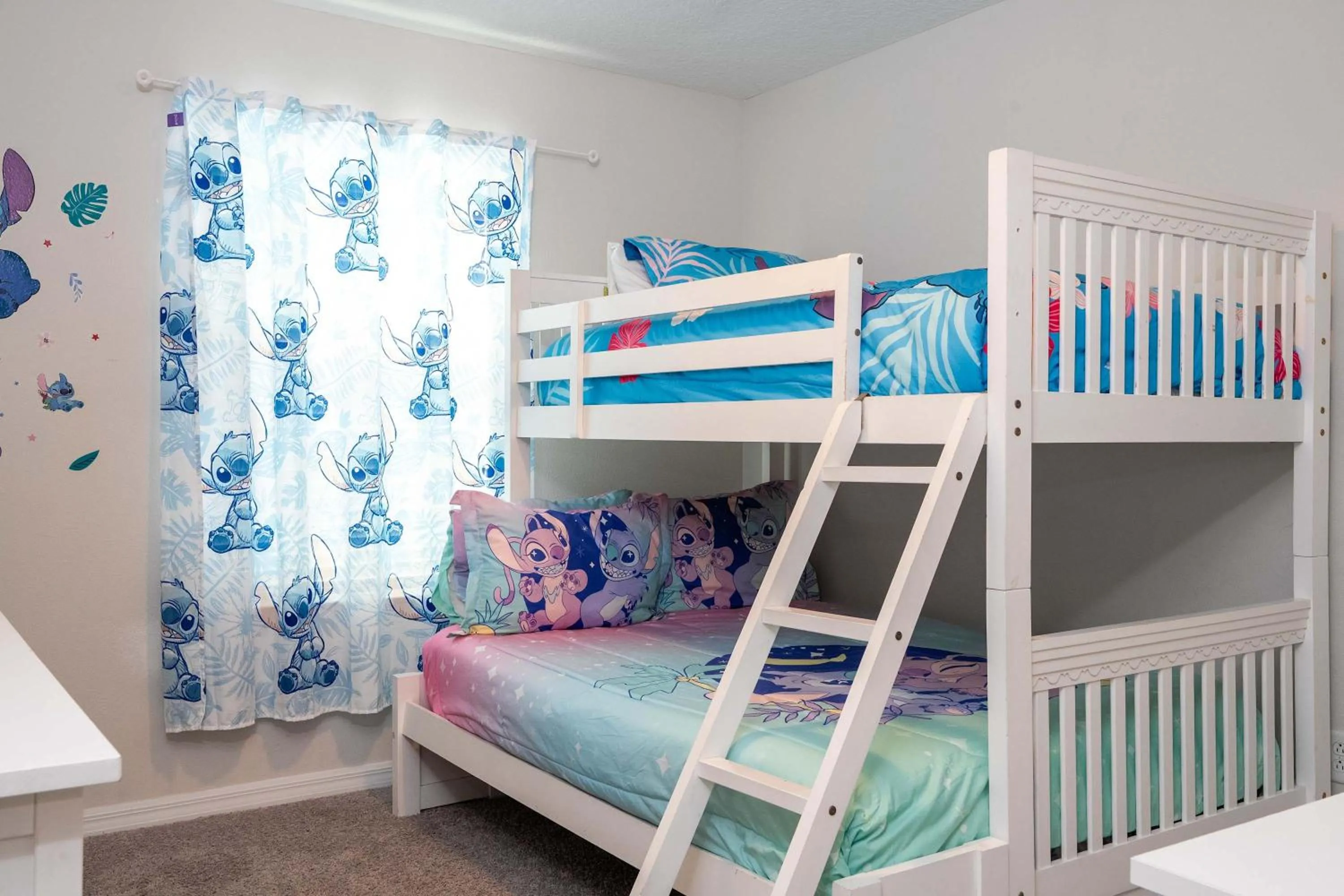 Bed in Family Friendly Four Bedroom w/ Pool @SolaraResort 1517