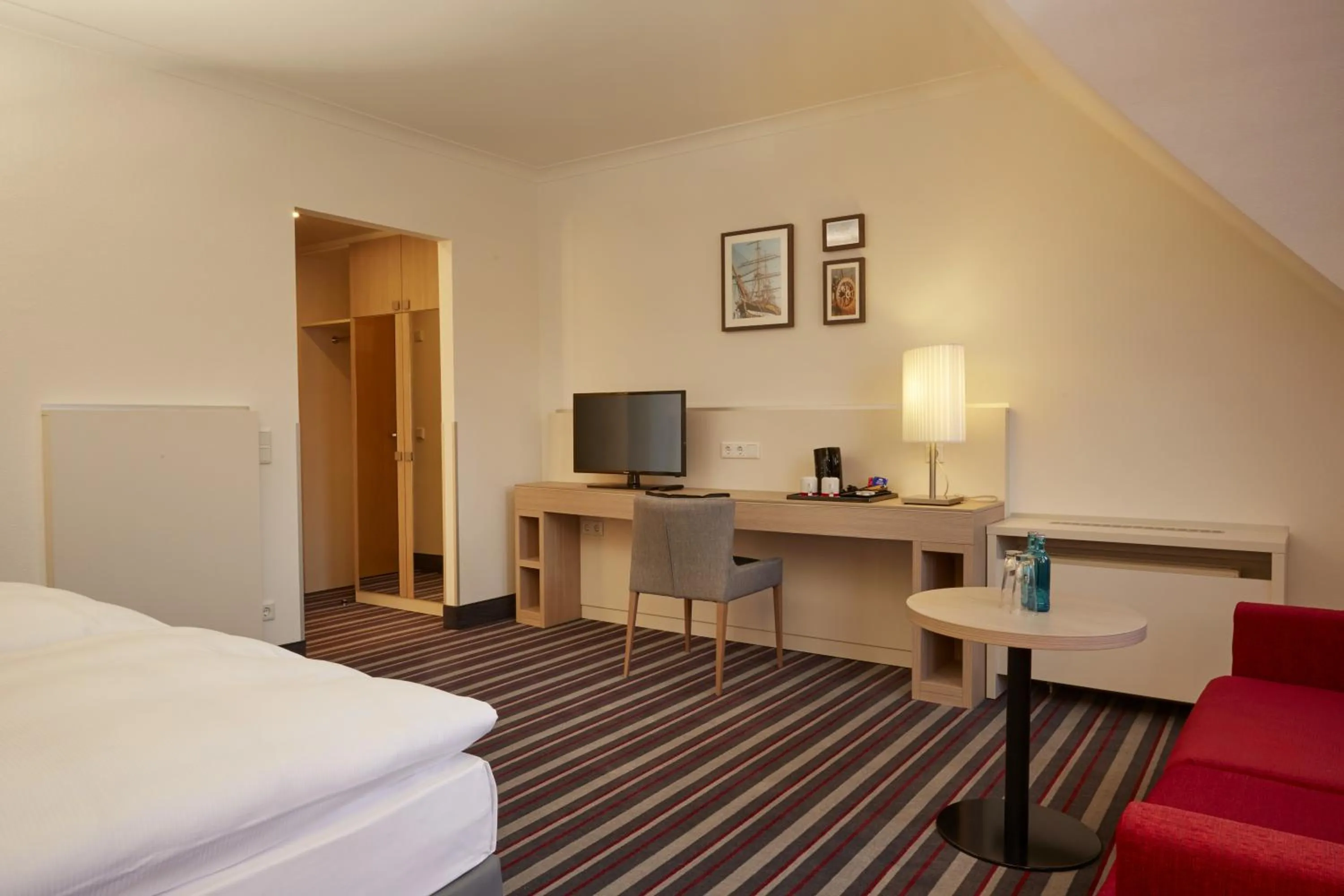 Photo of the whole room, Bed in H+ Hotel Stade Herzog Widukind