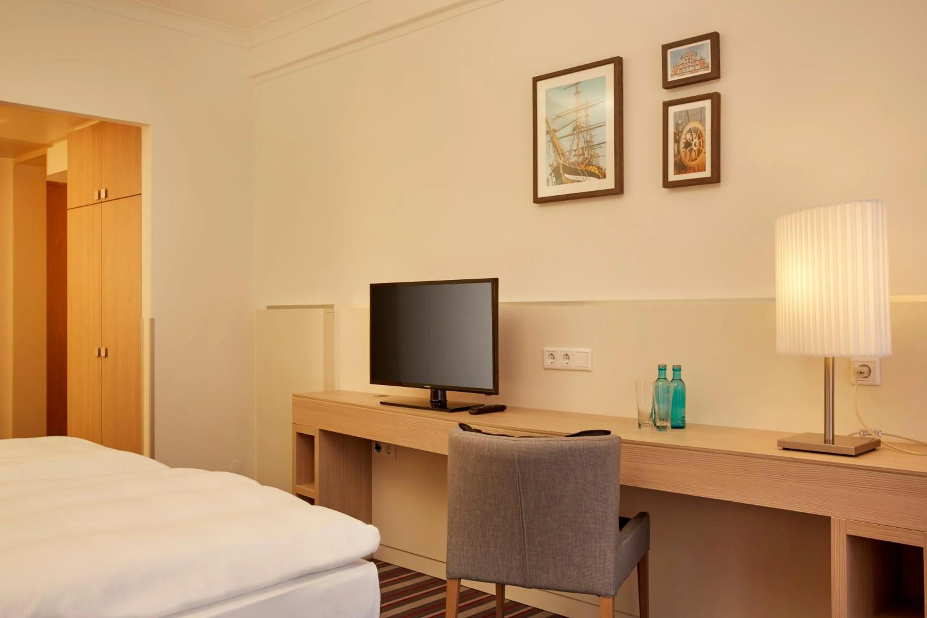 Photo of the whole room, Bed in H+ Hotel Stade Herzog Widukind