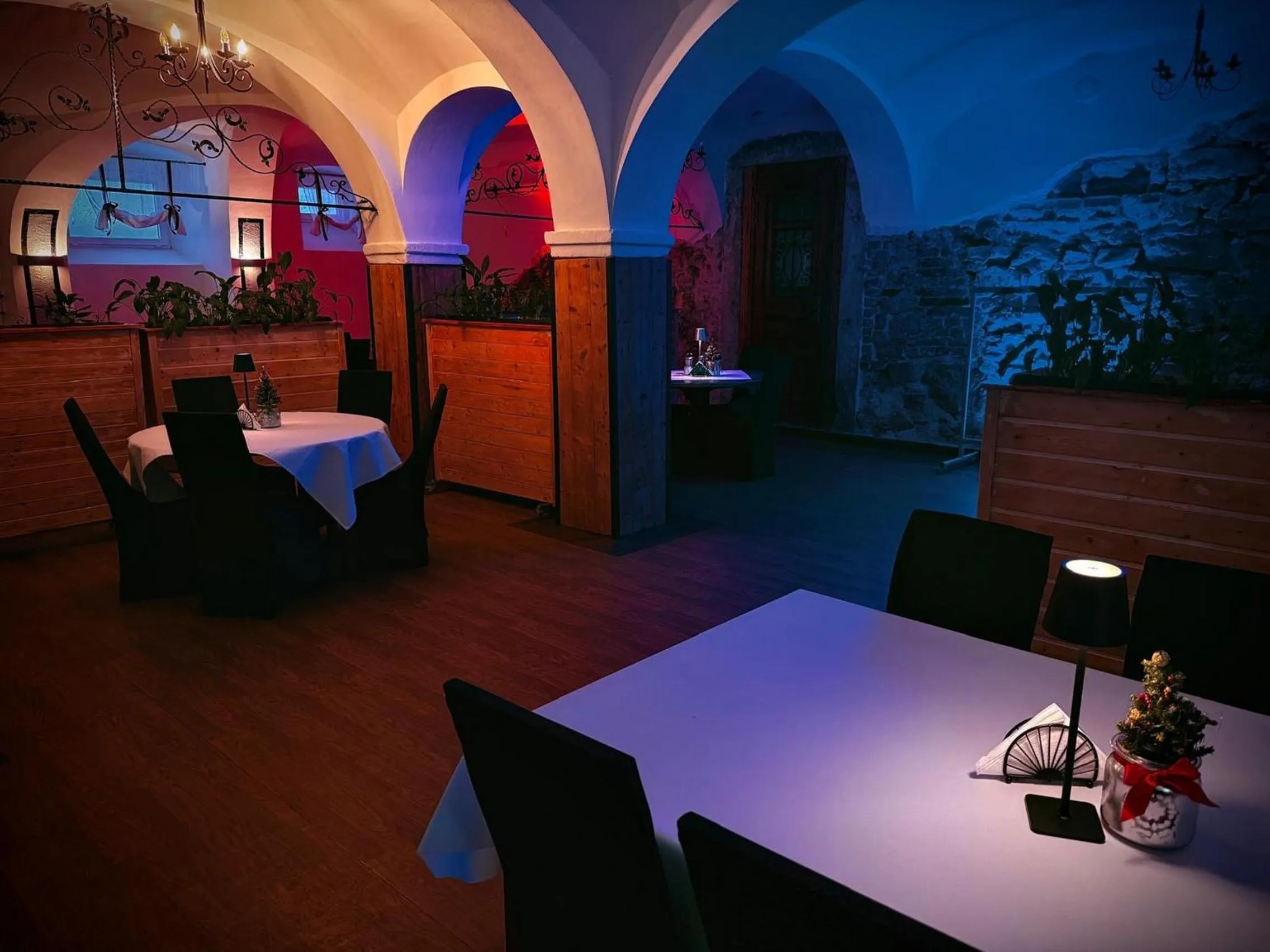 Restaurant/places to eat in Dom4You