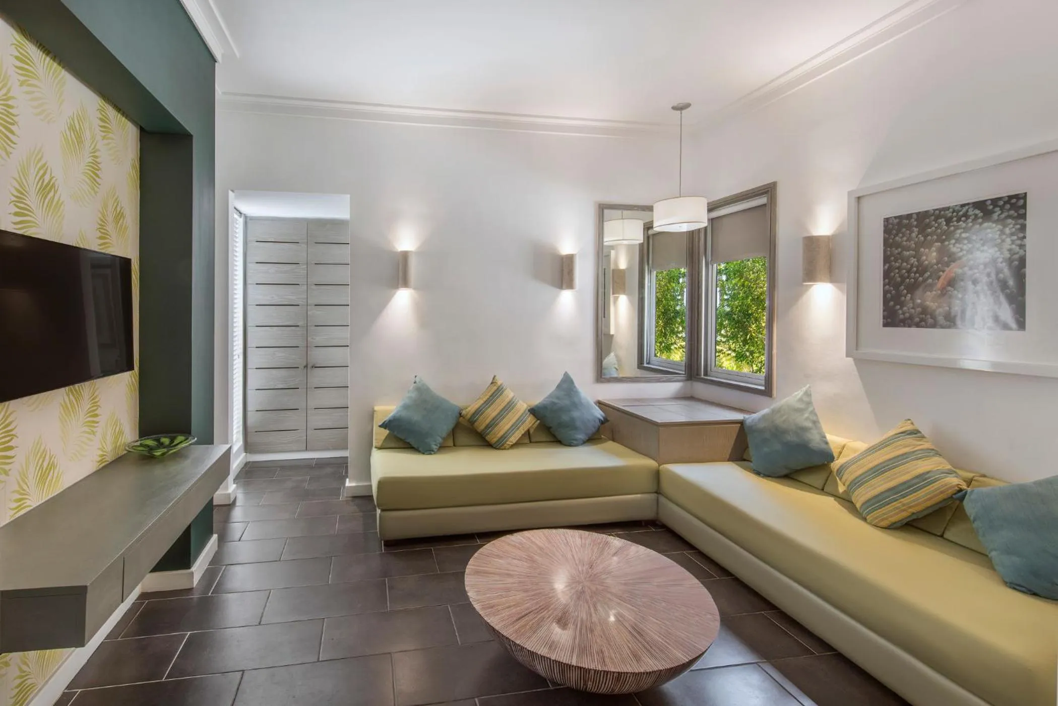 TV and multimedia in Long Beach Mauritius