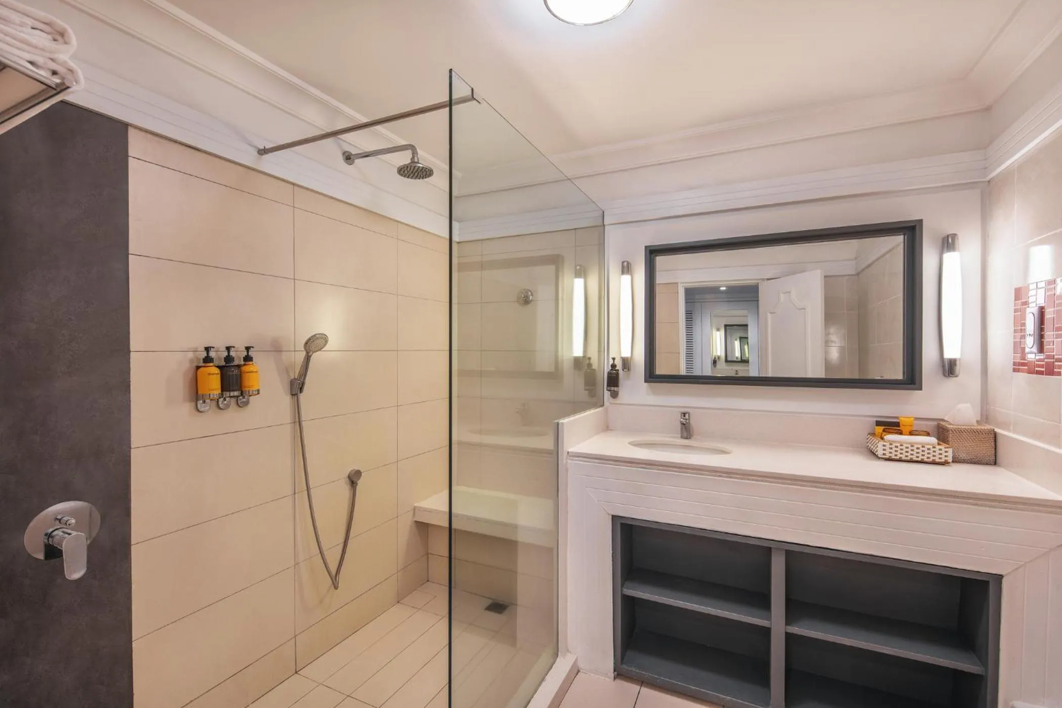 Shower in Ambre - Adults only