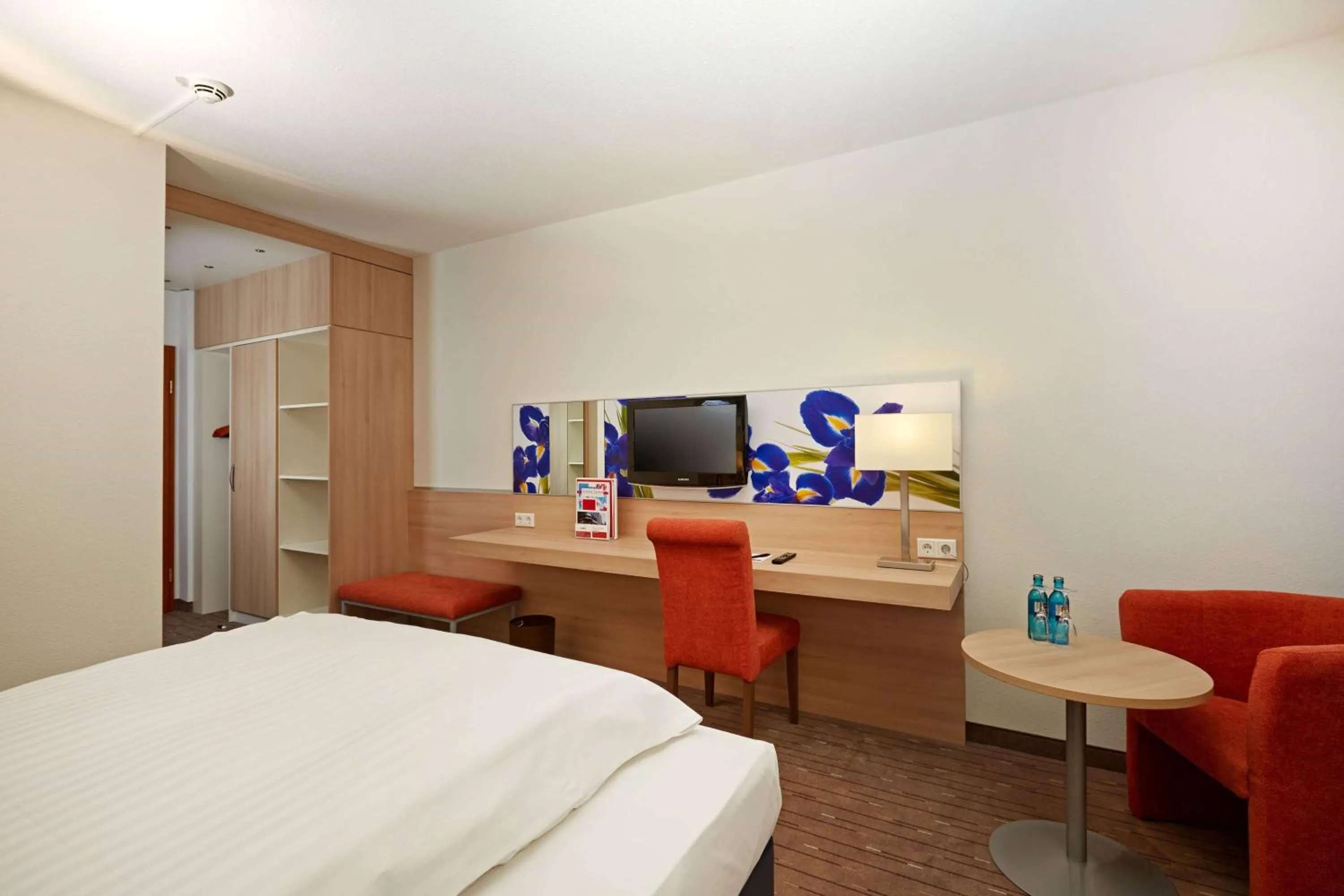 Photo of the whole room, Bed in H+ Hotel Wiesbaden Niedernhausen