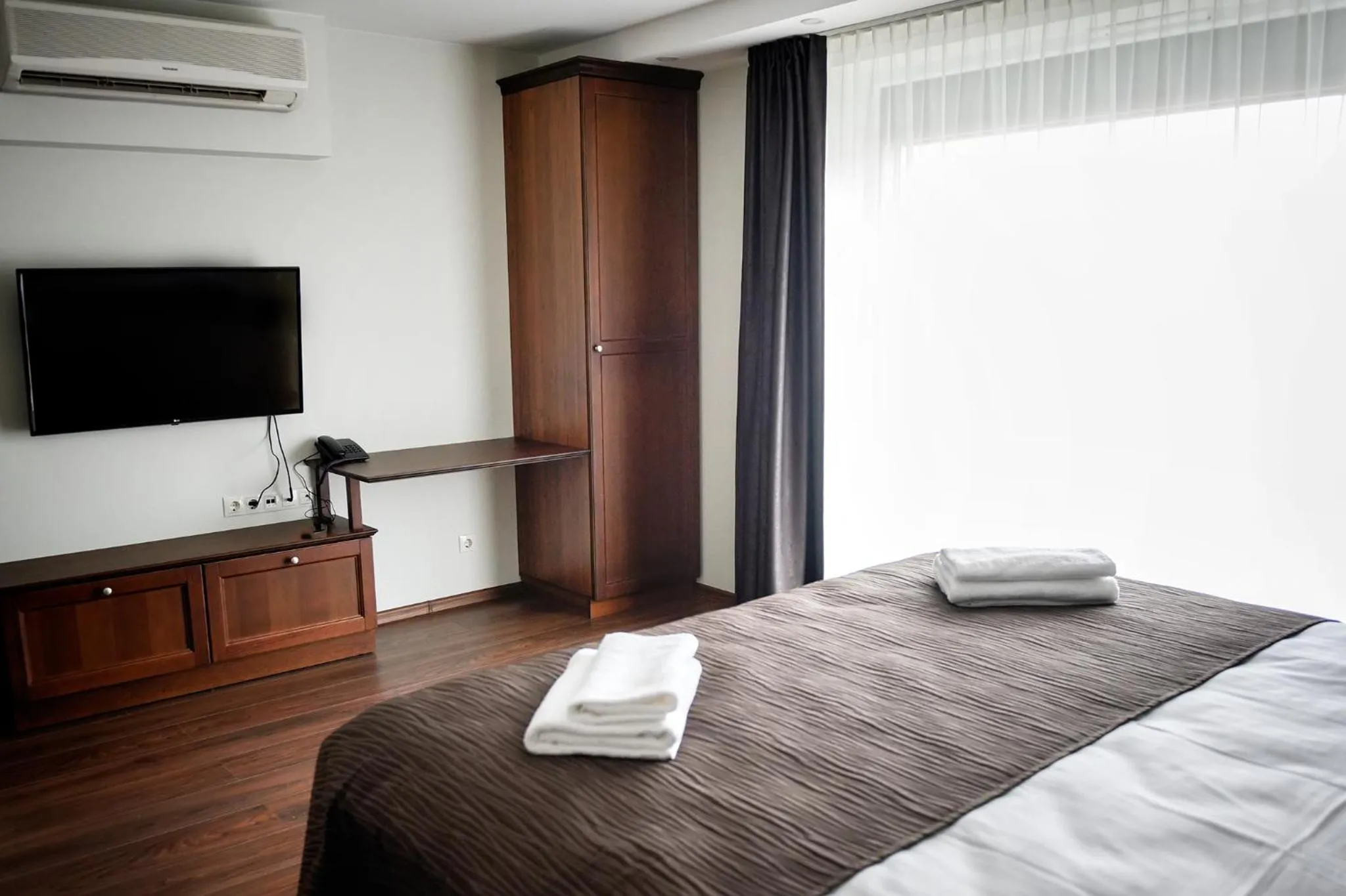 Photo of the whole room, Bed in Motel Panorama