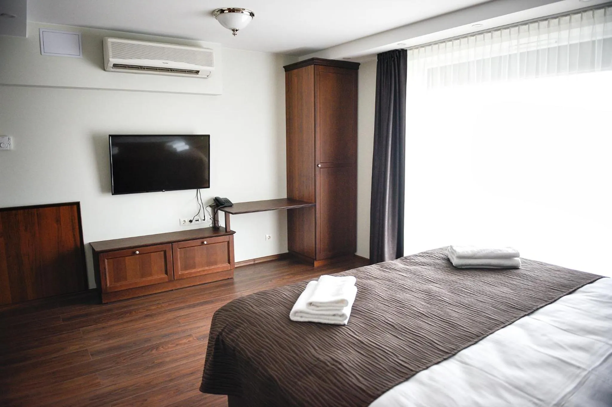 Photo of the whole room, Bed in Motel Panorama