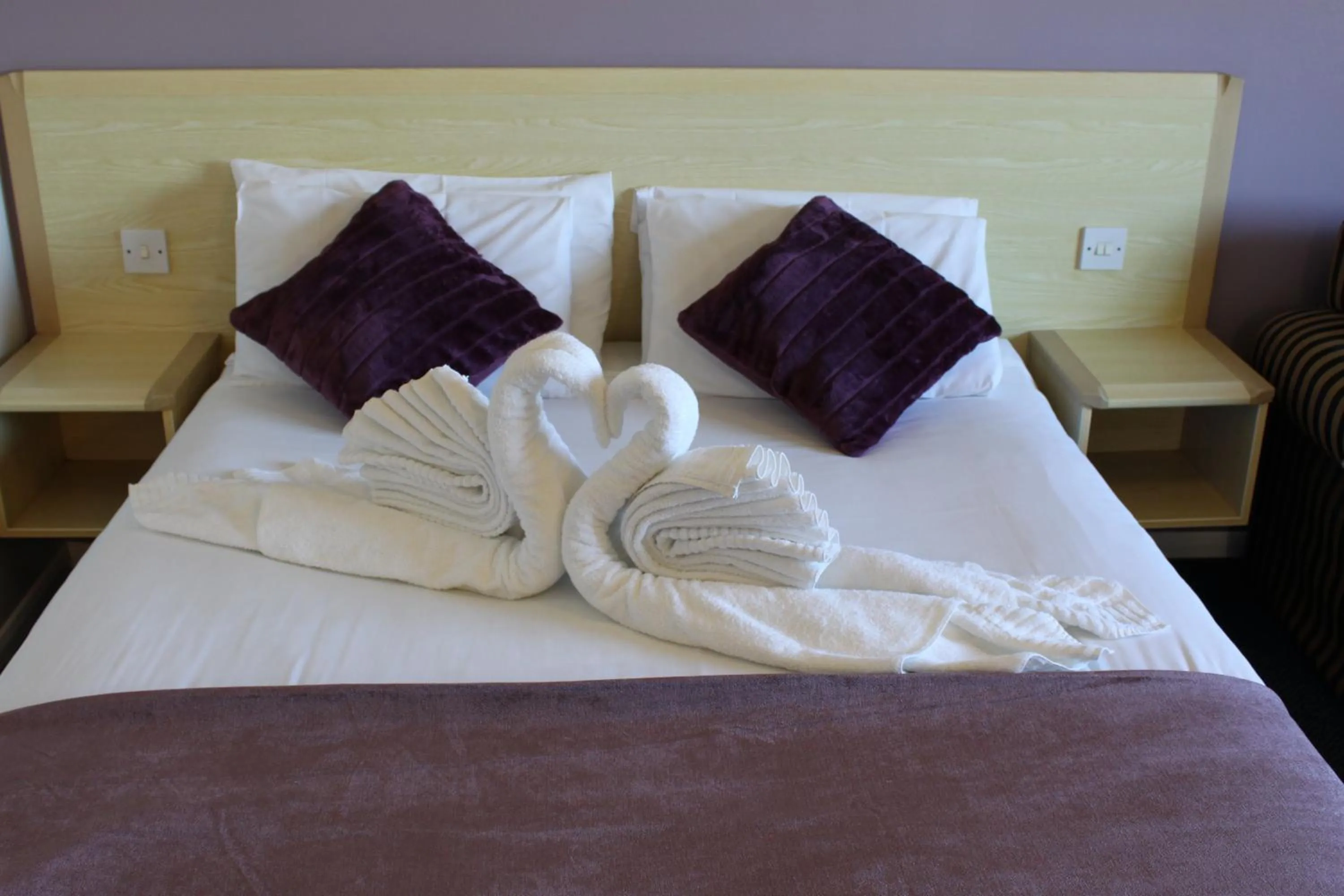 Bedroom, Bed in Redwings Lodge Dunstable