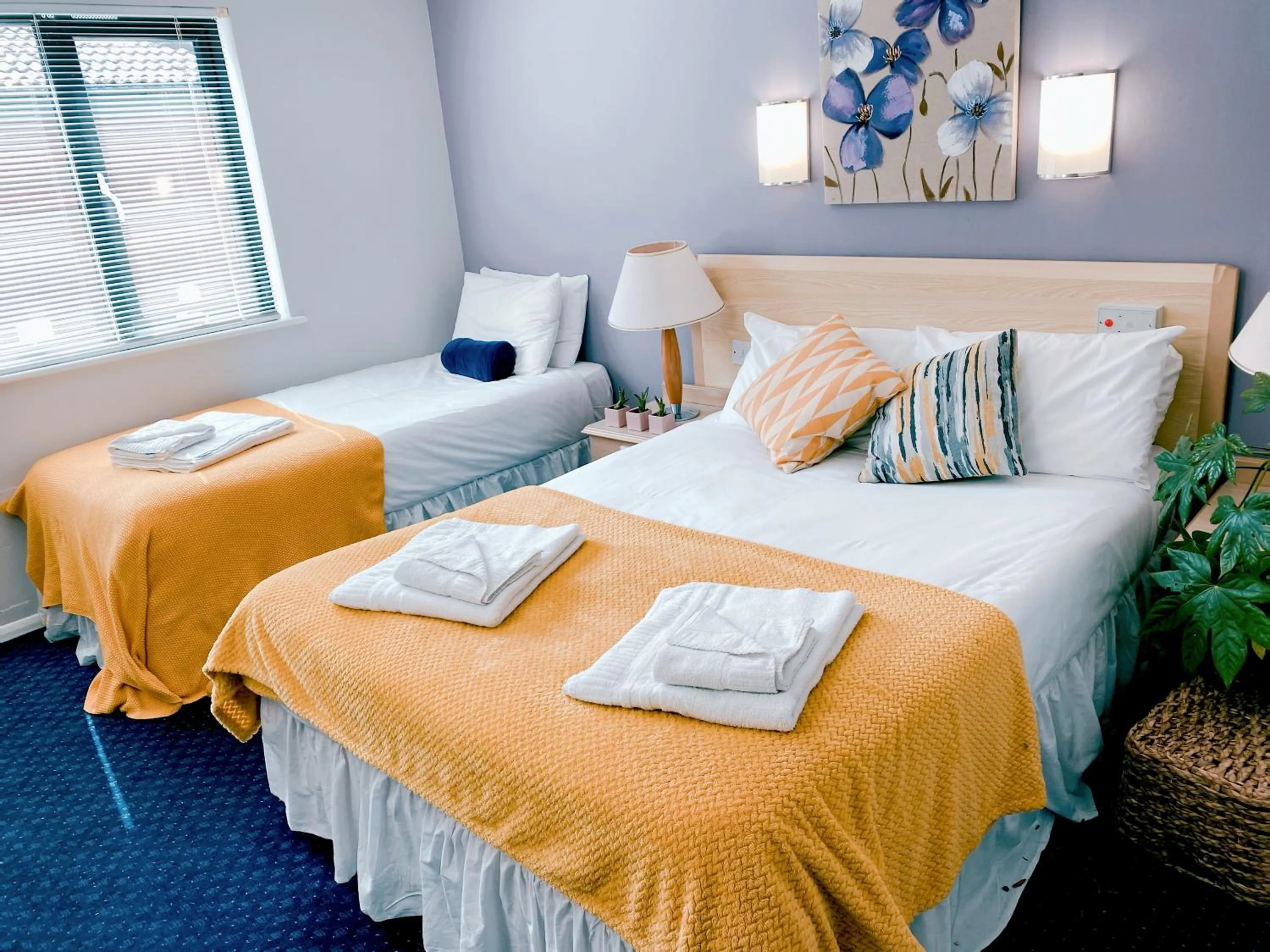 Bedroom, Bed in Redwings Lodge Dunstable