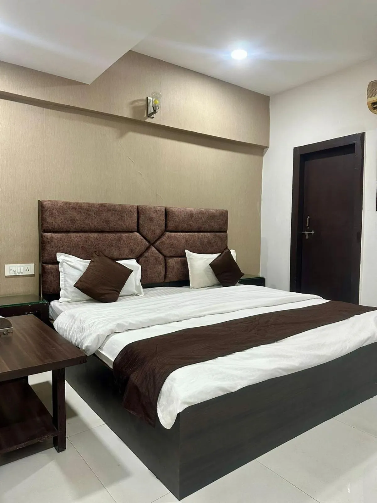 Bedroom, Bed in Hotel Deendayal