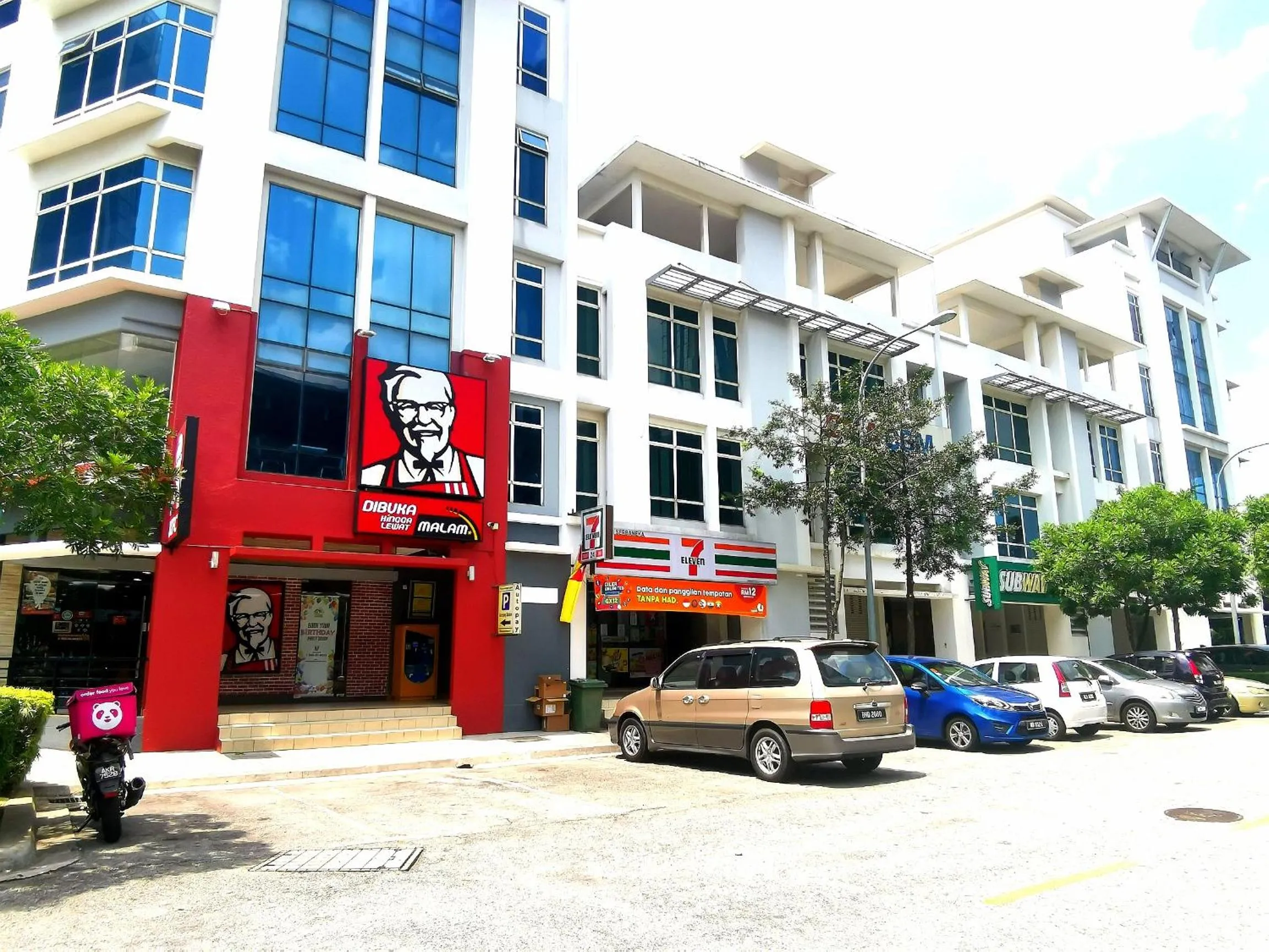 Restaurant/places to eat in A's House i-City 1-4pax Studio Netflix Wifi