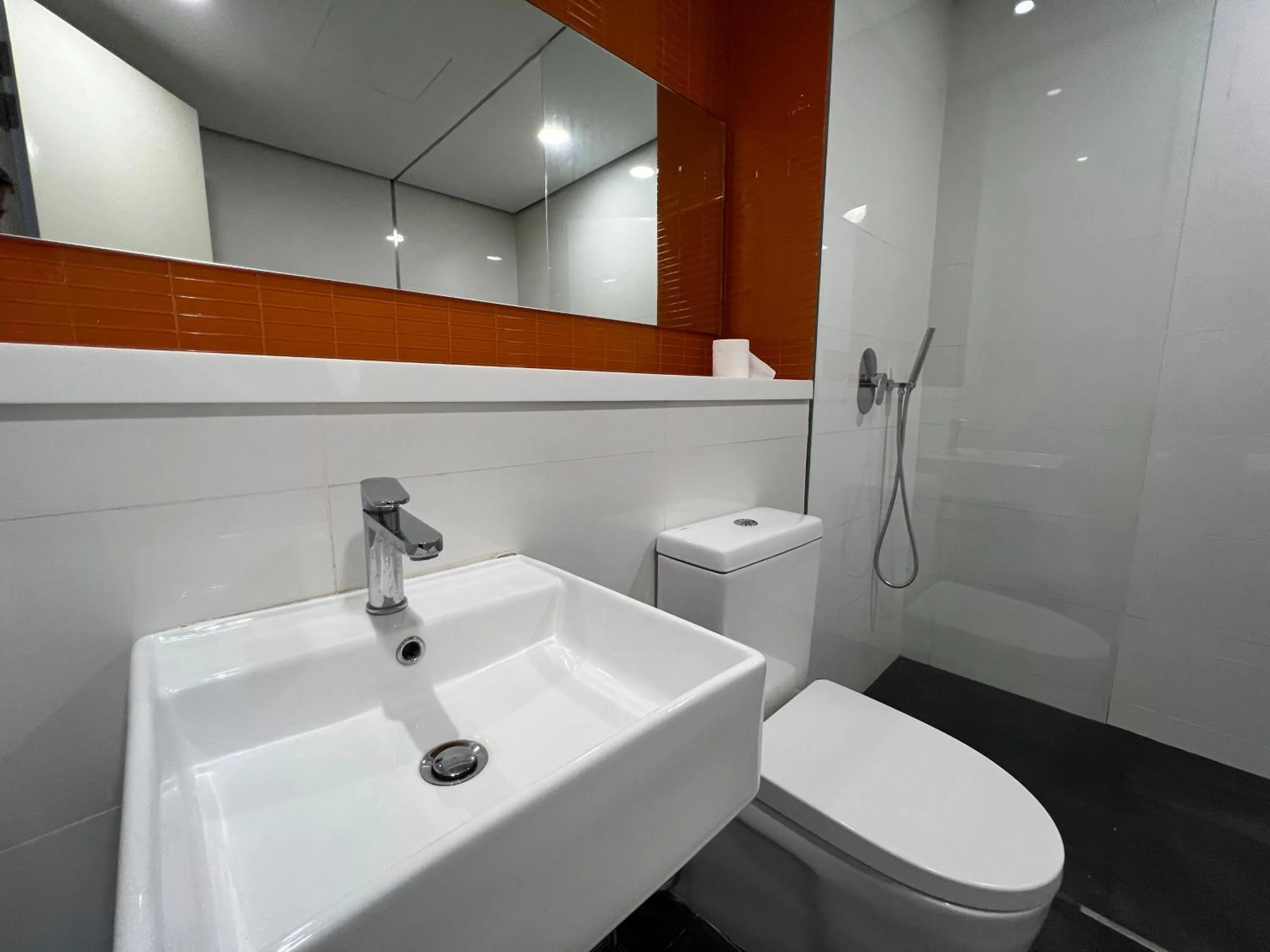 Shower in ARCORIS, MONT KIARA by MK HOME