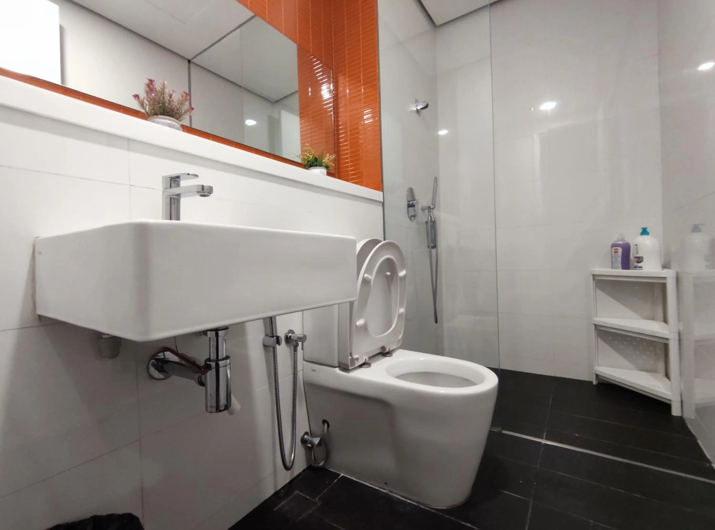 Toilet in ARCORIS, MONT KIARA by MK HOME