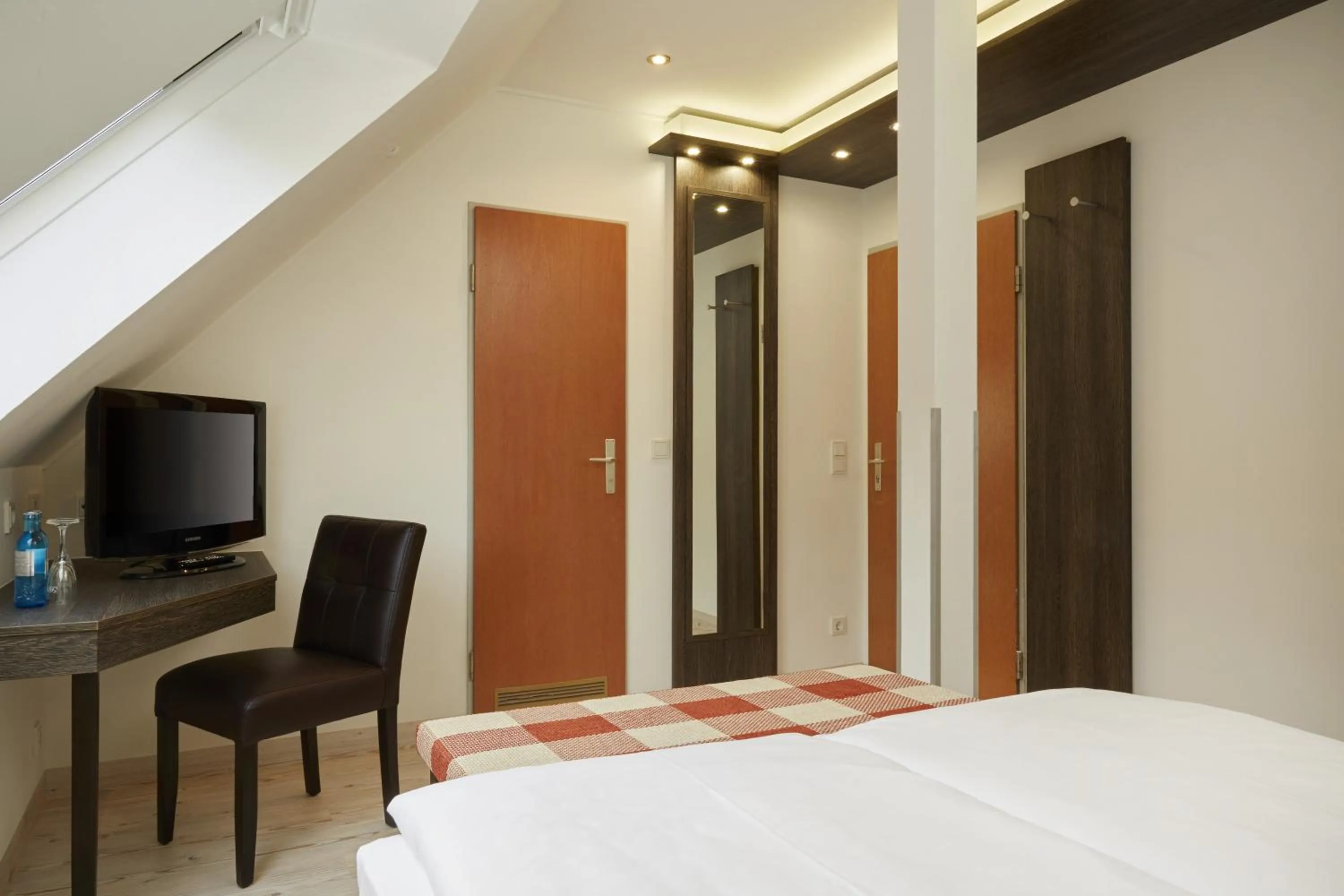 Photo of the whole room, Bed in H+ Hotel Nürnberg