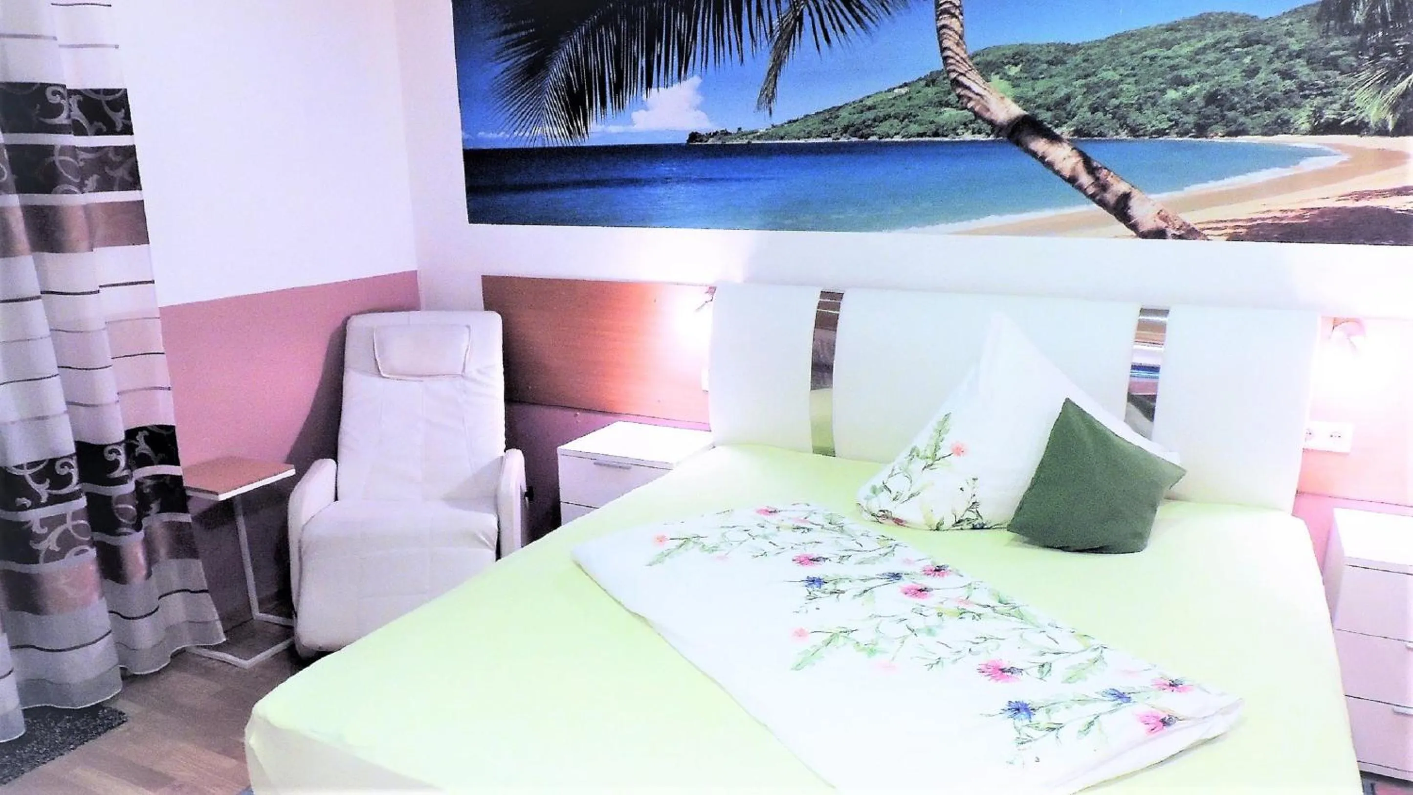 Photo of the whole room, Bed in Appartements 4U Rodenbach