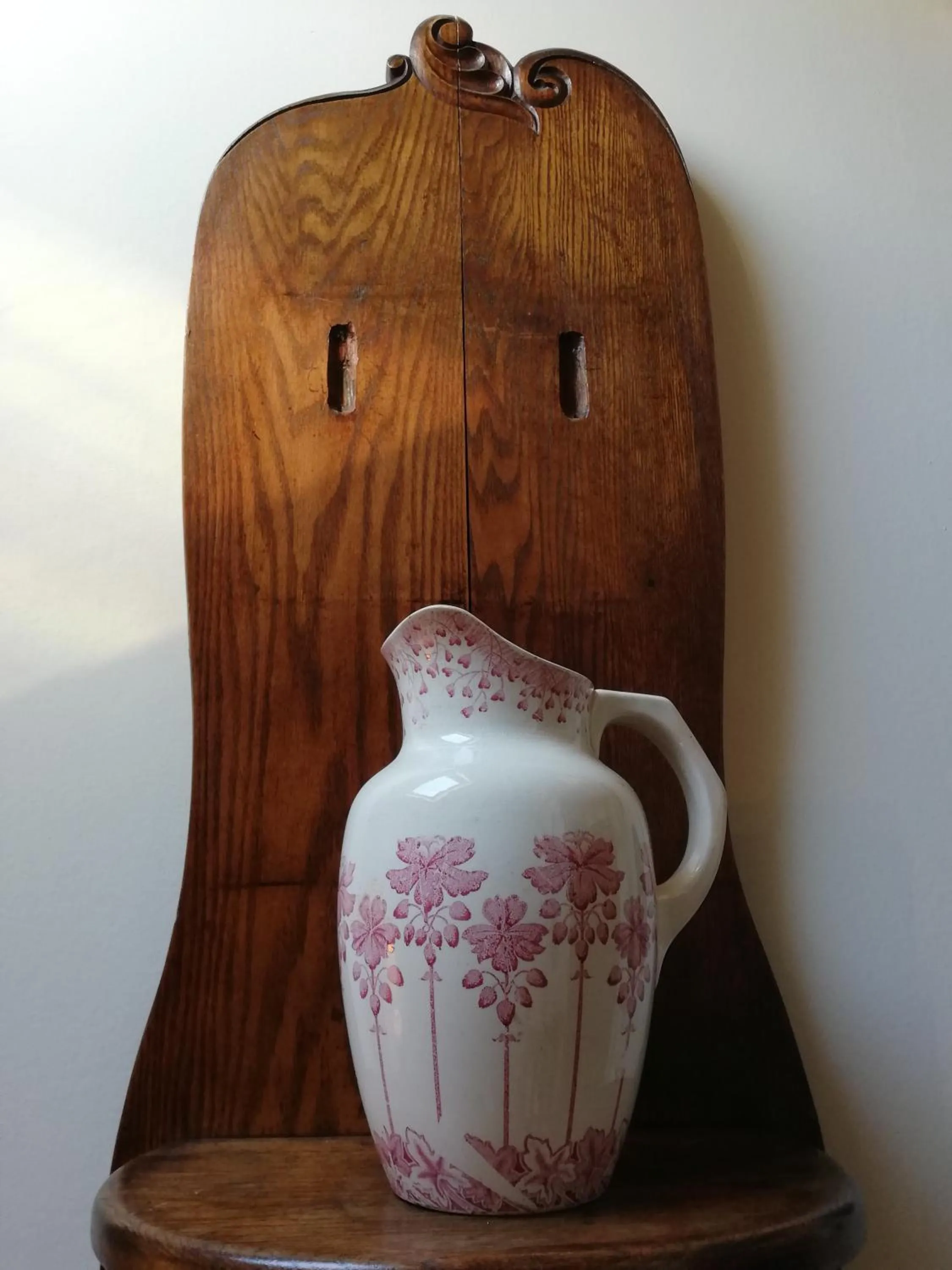 Decorative detail in Les Petites Chapelles