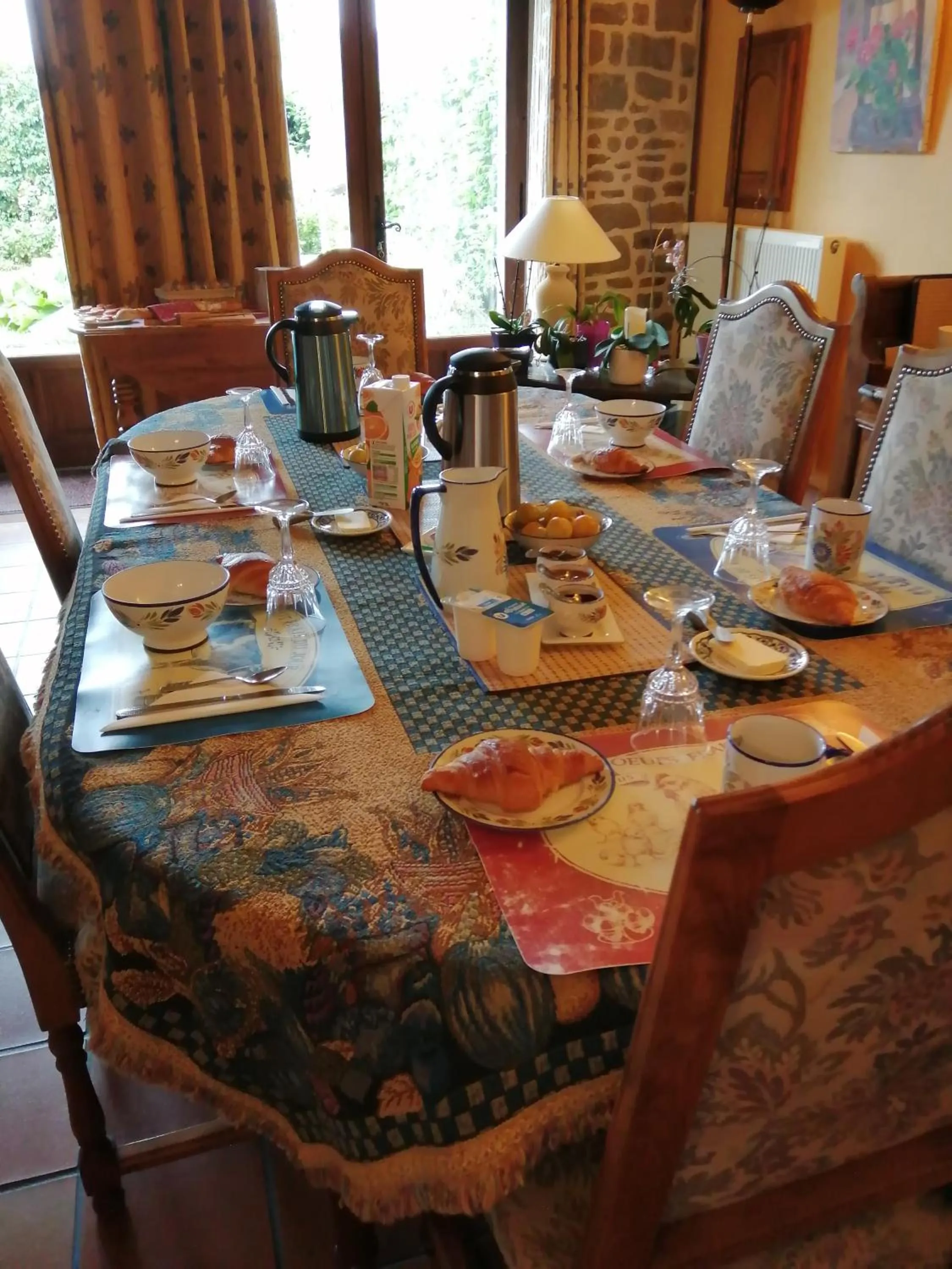 Continental breakfast in Les Petites Chapelles