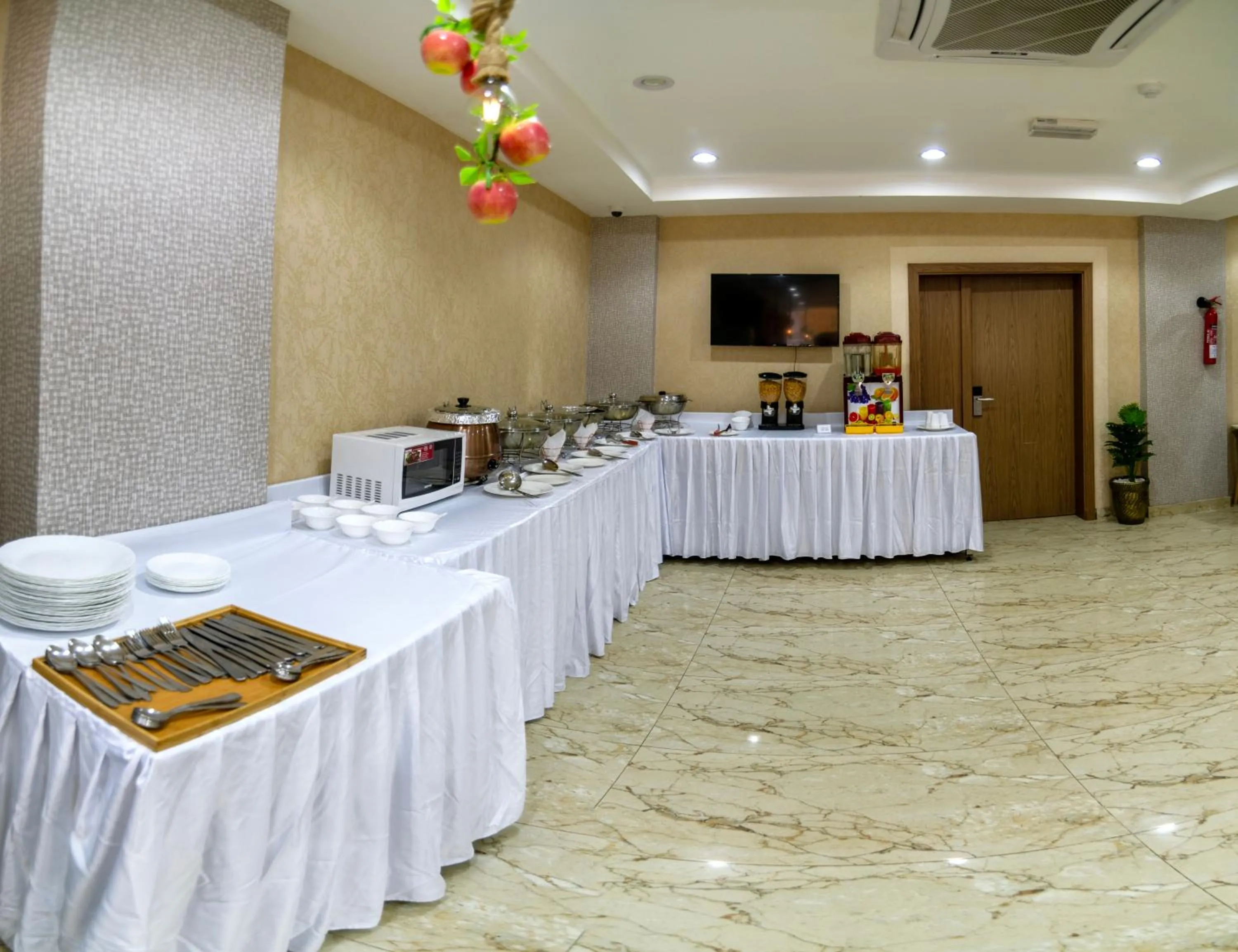 Restaurant/places to eat in Diamond Star Hotel فندق النجمة الماسية