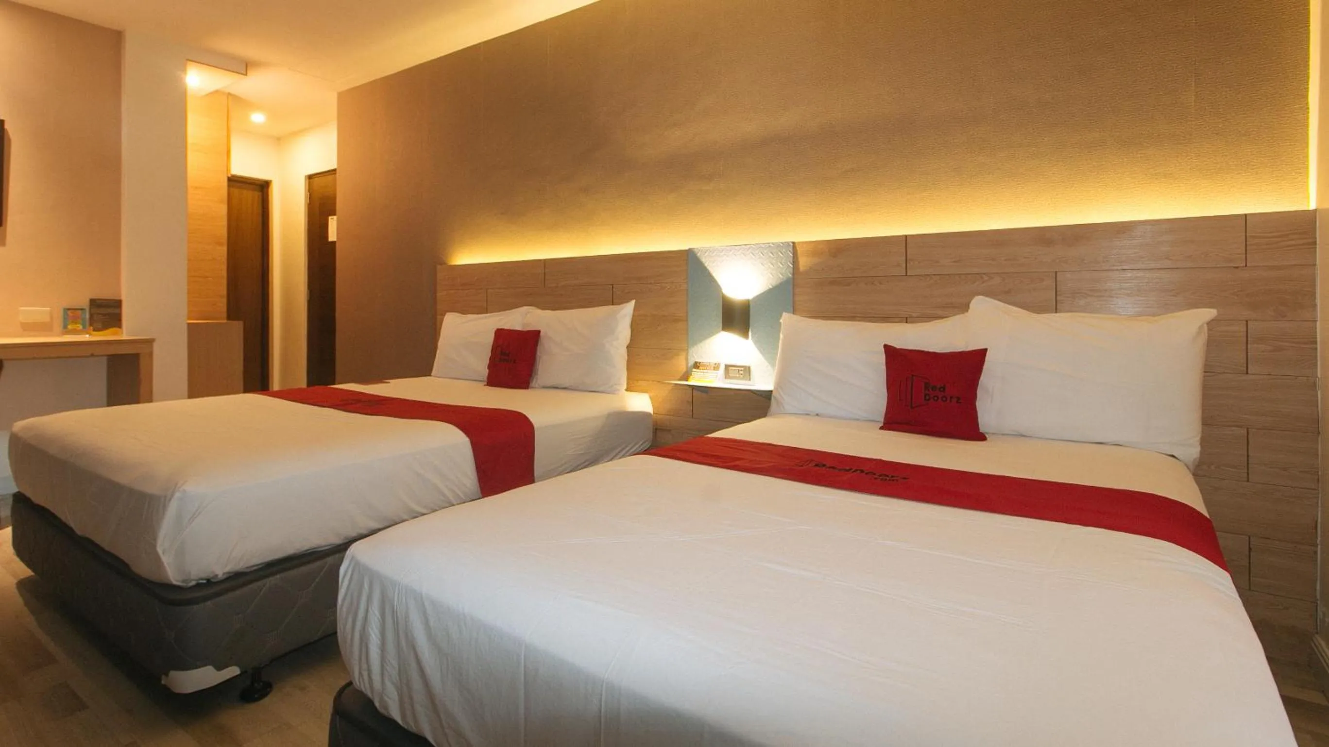 Bed in RedDoorz at Anton's Loft Designer Resort Pansol Calamba Laguna