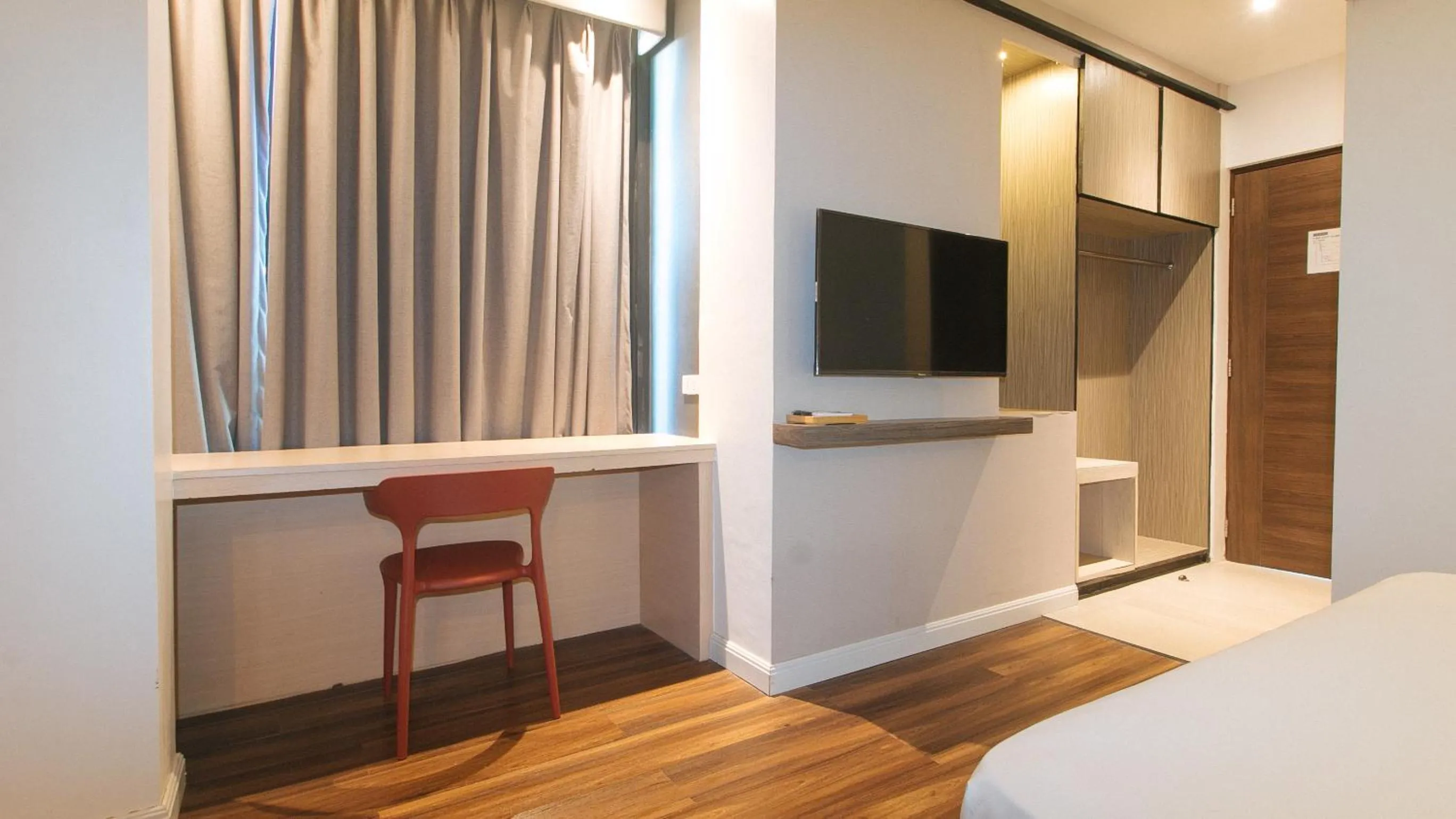 TV and multimedia, Bed in RedDoorz at Anton's Loft Designer Resort Pansol Calamba Laguna