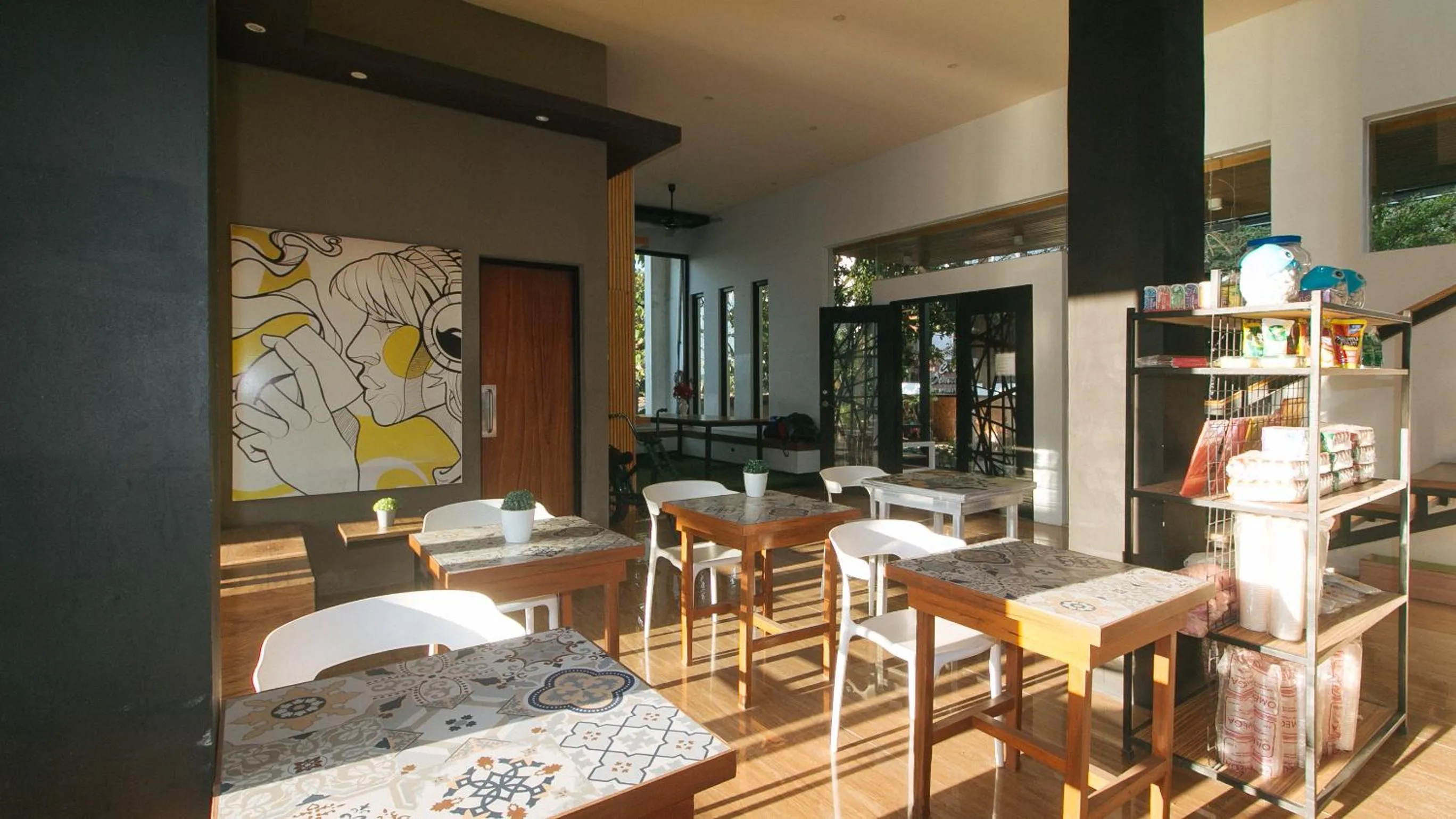 Seating area in RedDoorz at Anton's Loft Designer Resort Pansol Calamba Laguna