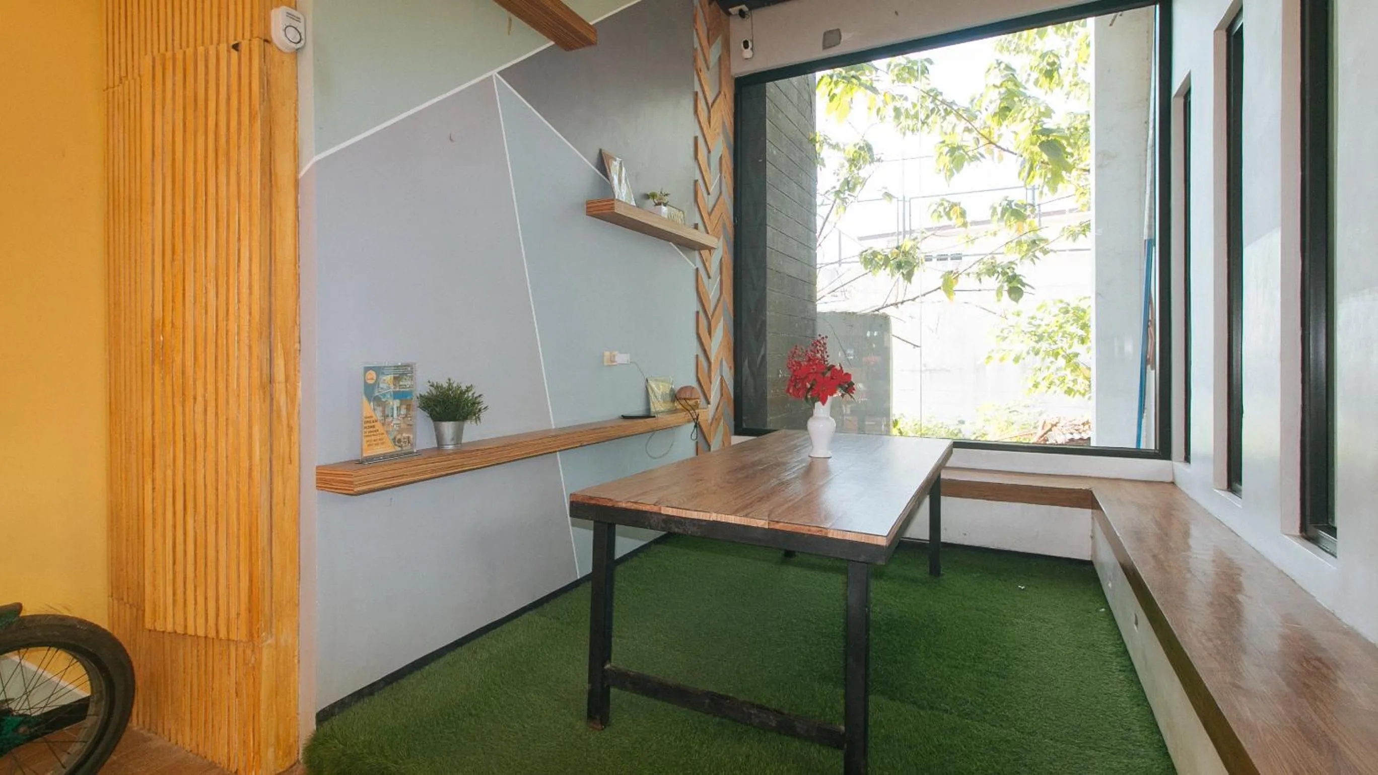 Seating area in RedDoorz at Anton's Loft Designer Resort Pansol Calamba Laguna