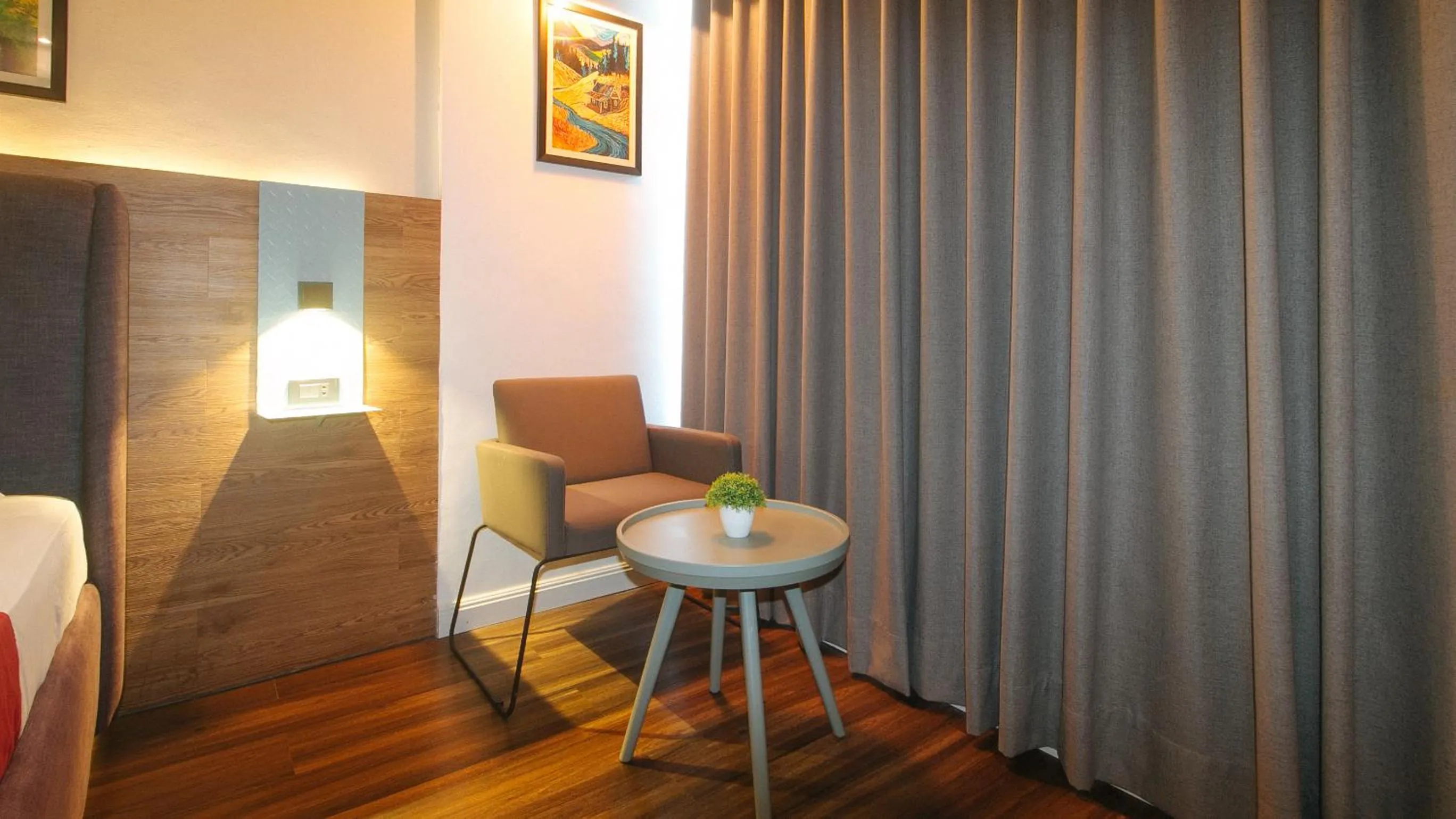 Seating area in RedDoorz at Anton's Loft Designer Resort Pansol Calamba Laguna