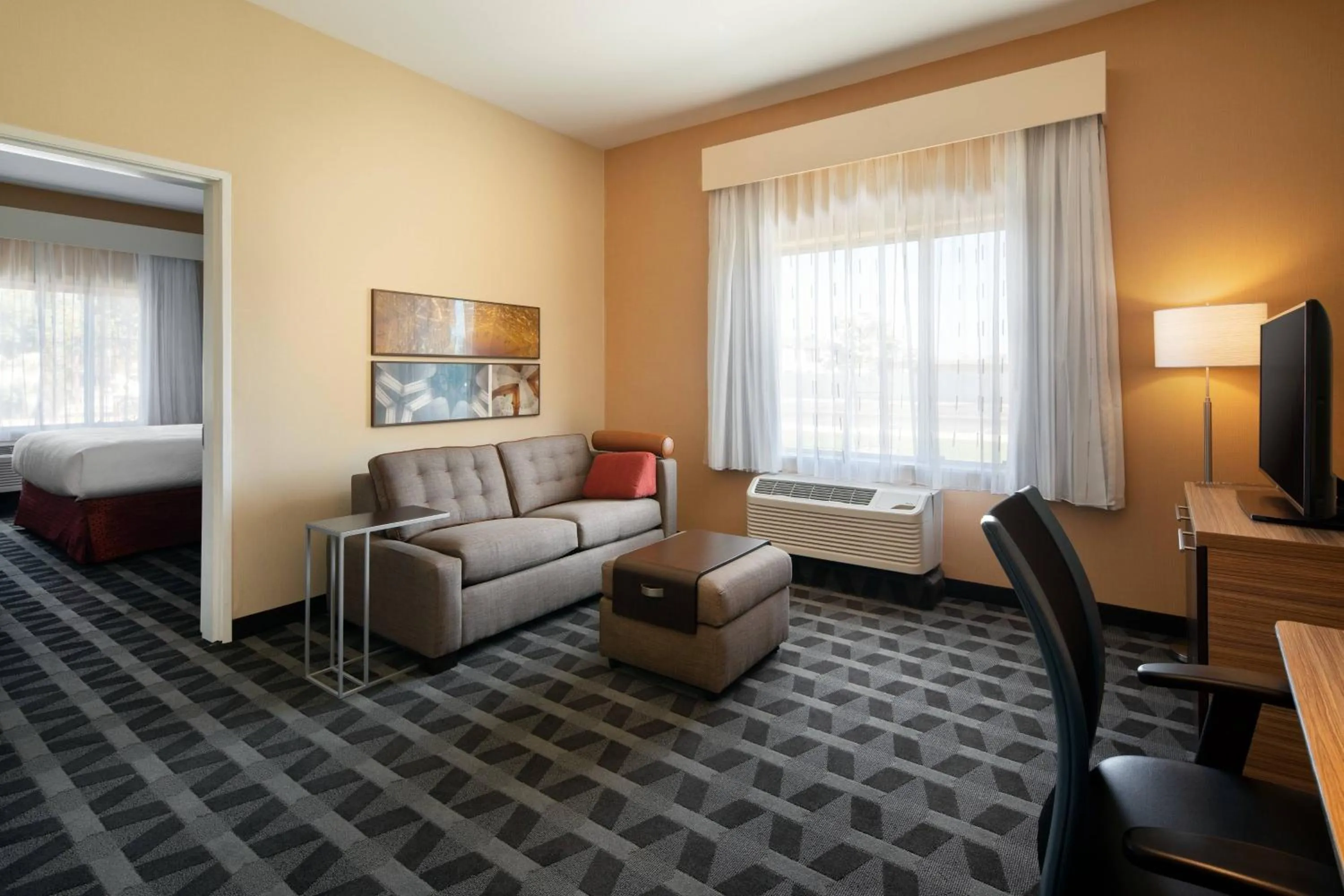 Living room, Bed in TownePlace Suites Fresno Clovis