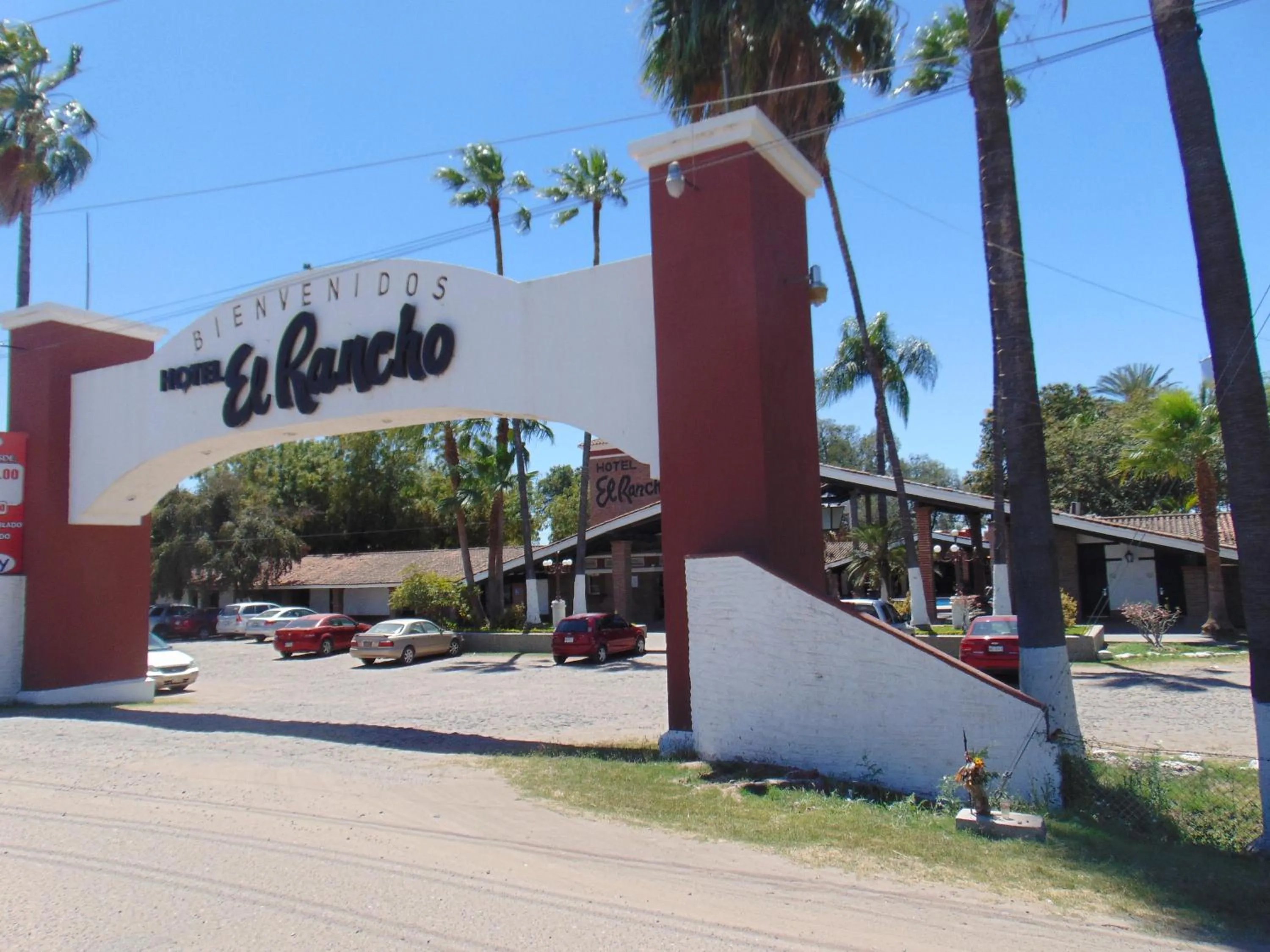 Facade/entrance in Hotel El Rancho