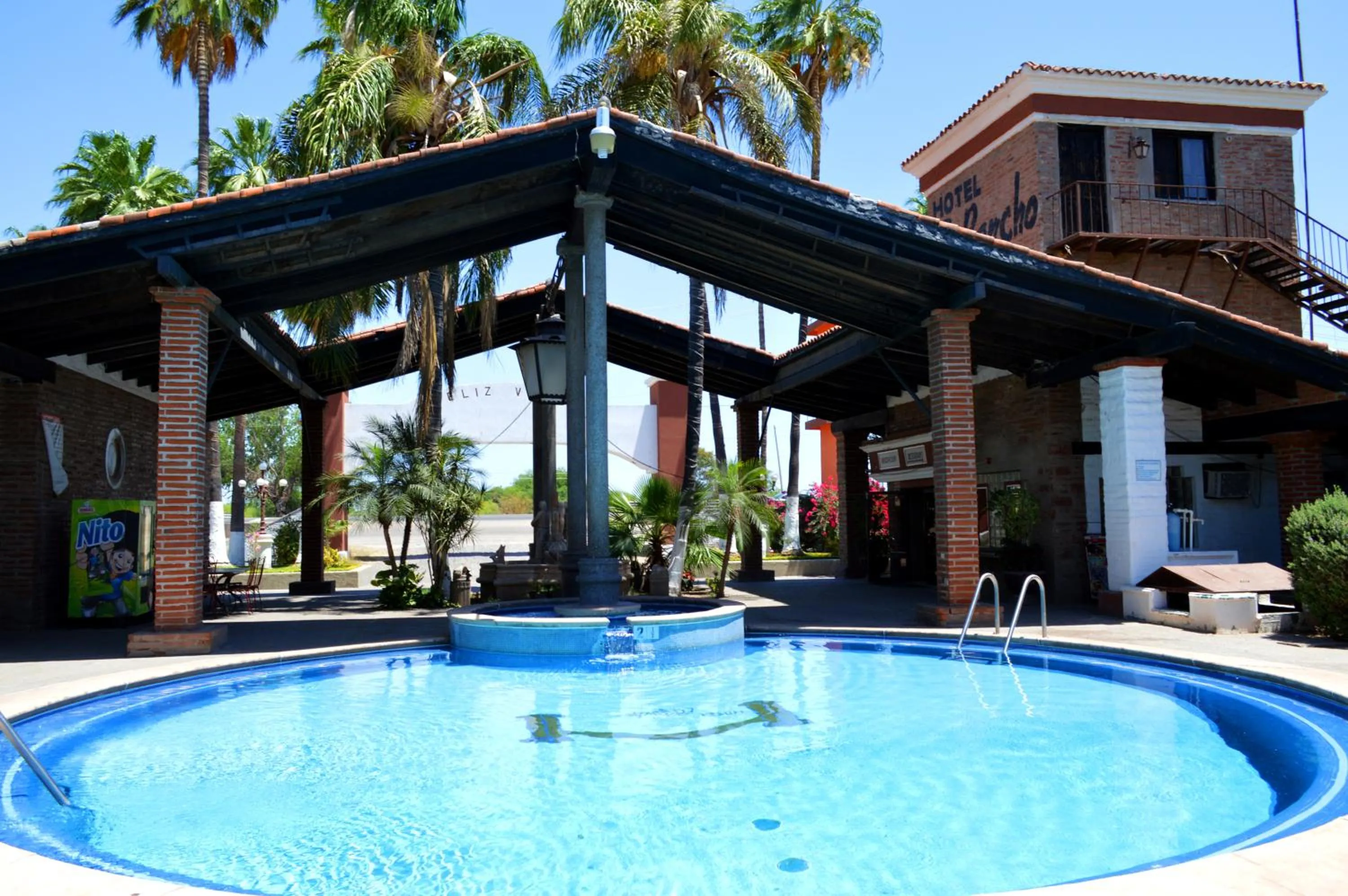 Swimming pool in Hotel El Rancho