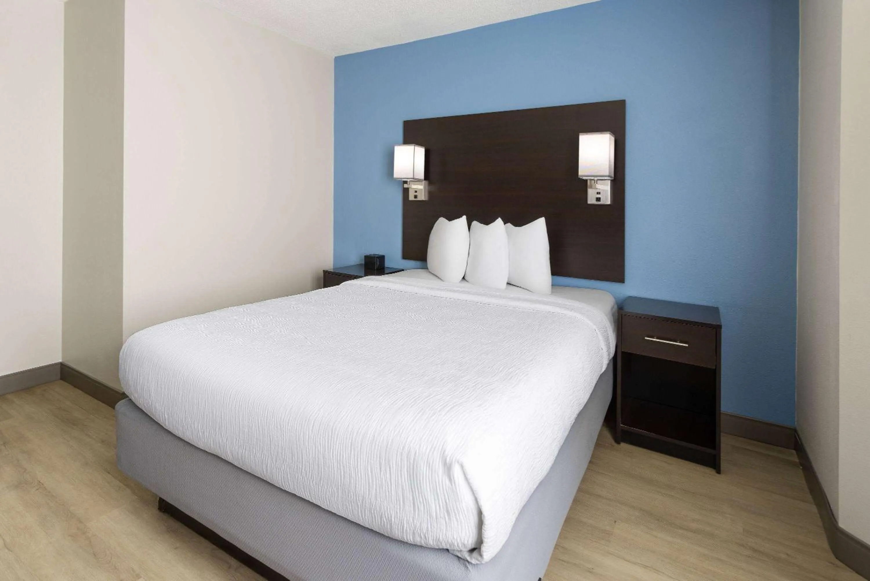 Photo of the whole room, Bed in Baymont by Wyndham Newark at University of Delaware